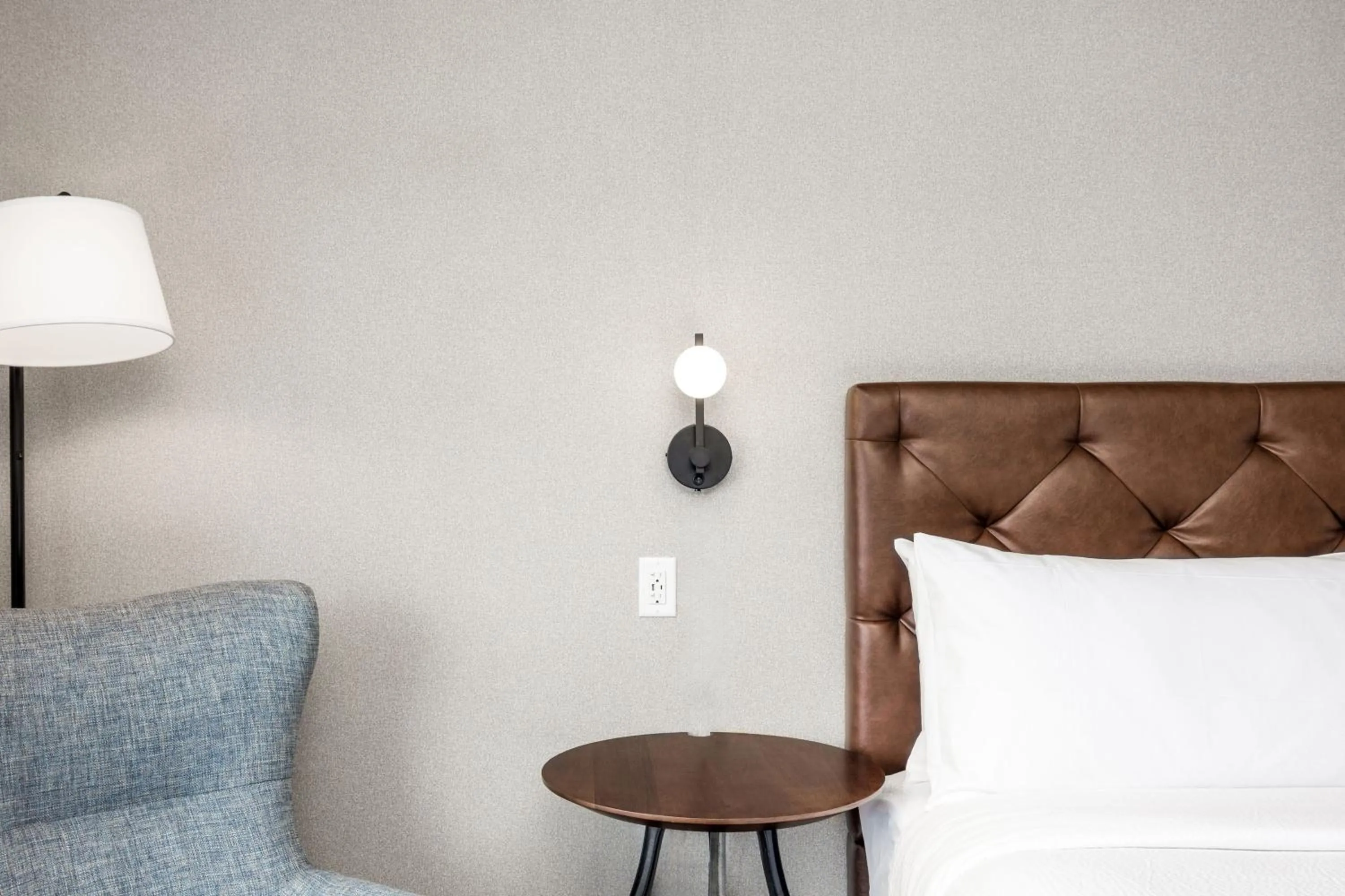 Photo of the whole room, Bed in Four Points by Sheraton Kelowna Airport