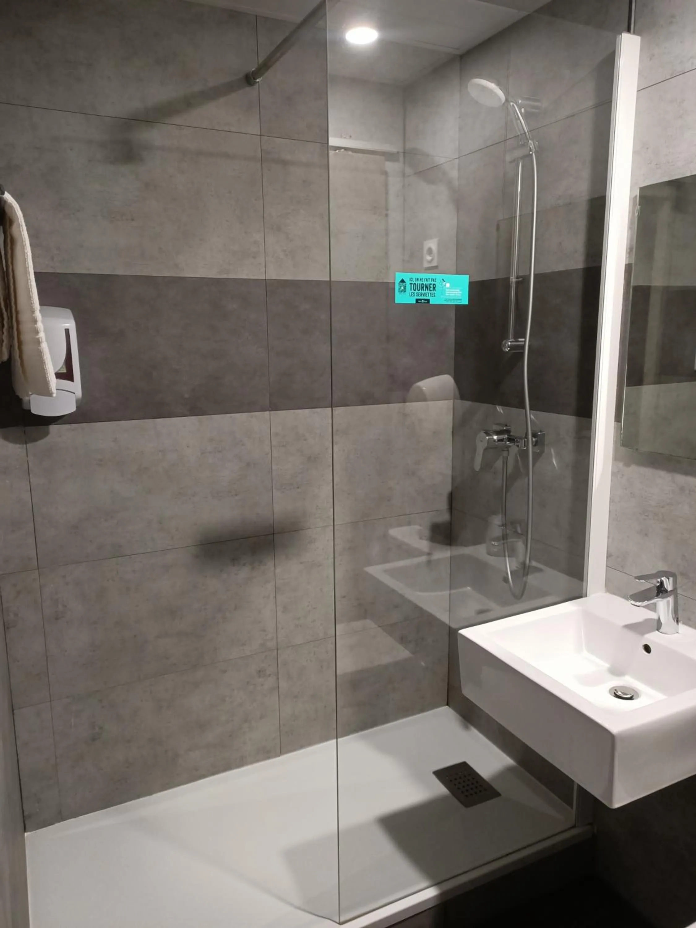 Shower in Logis Hôtel Acotel Avignon Nord