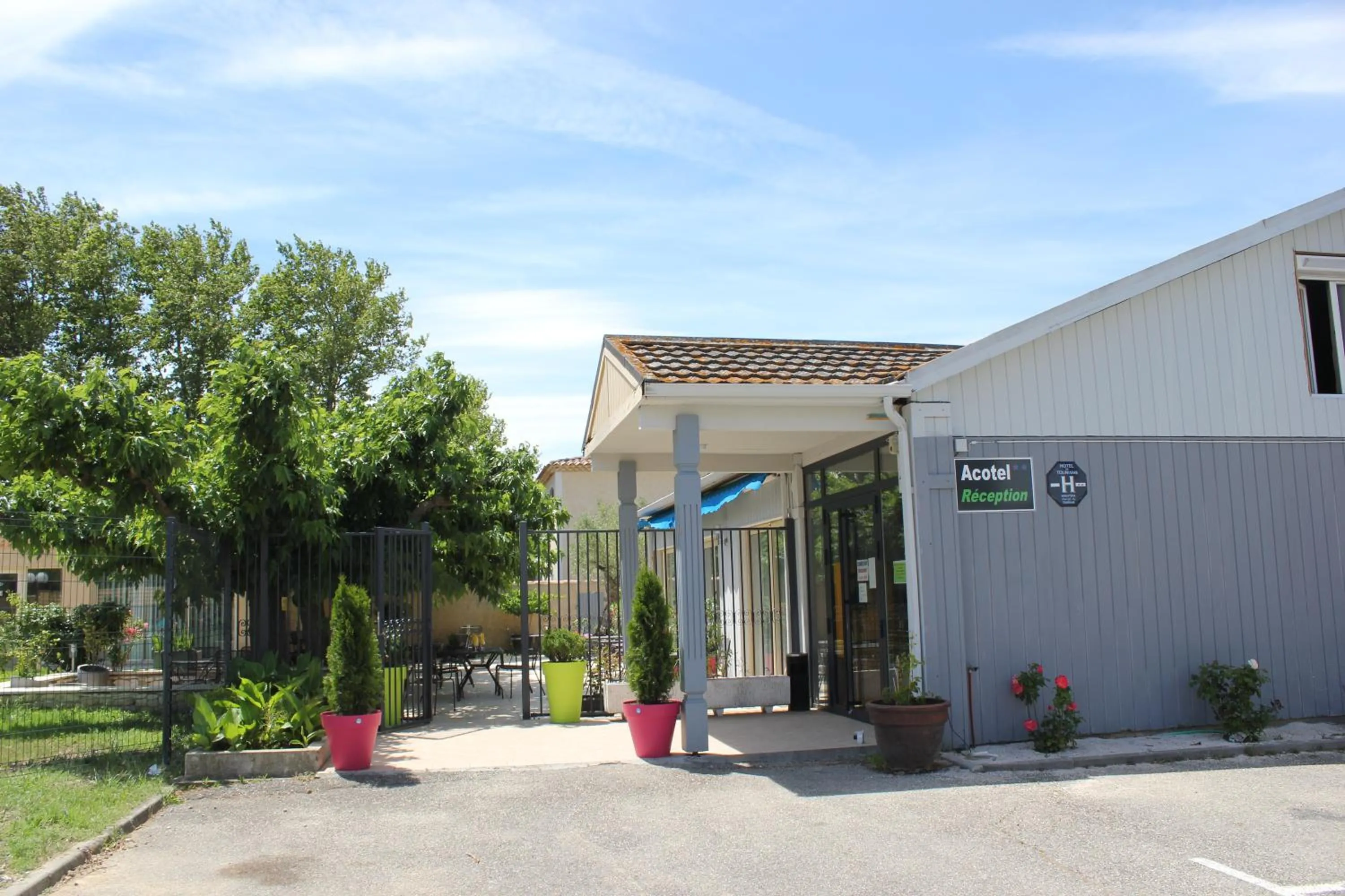Facade/entrance in Logis Hôtel Acotel Avignon Nord