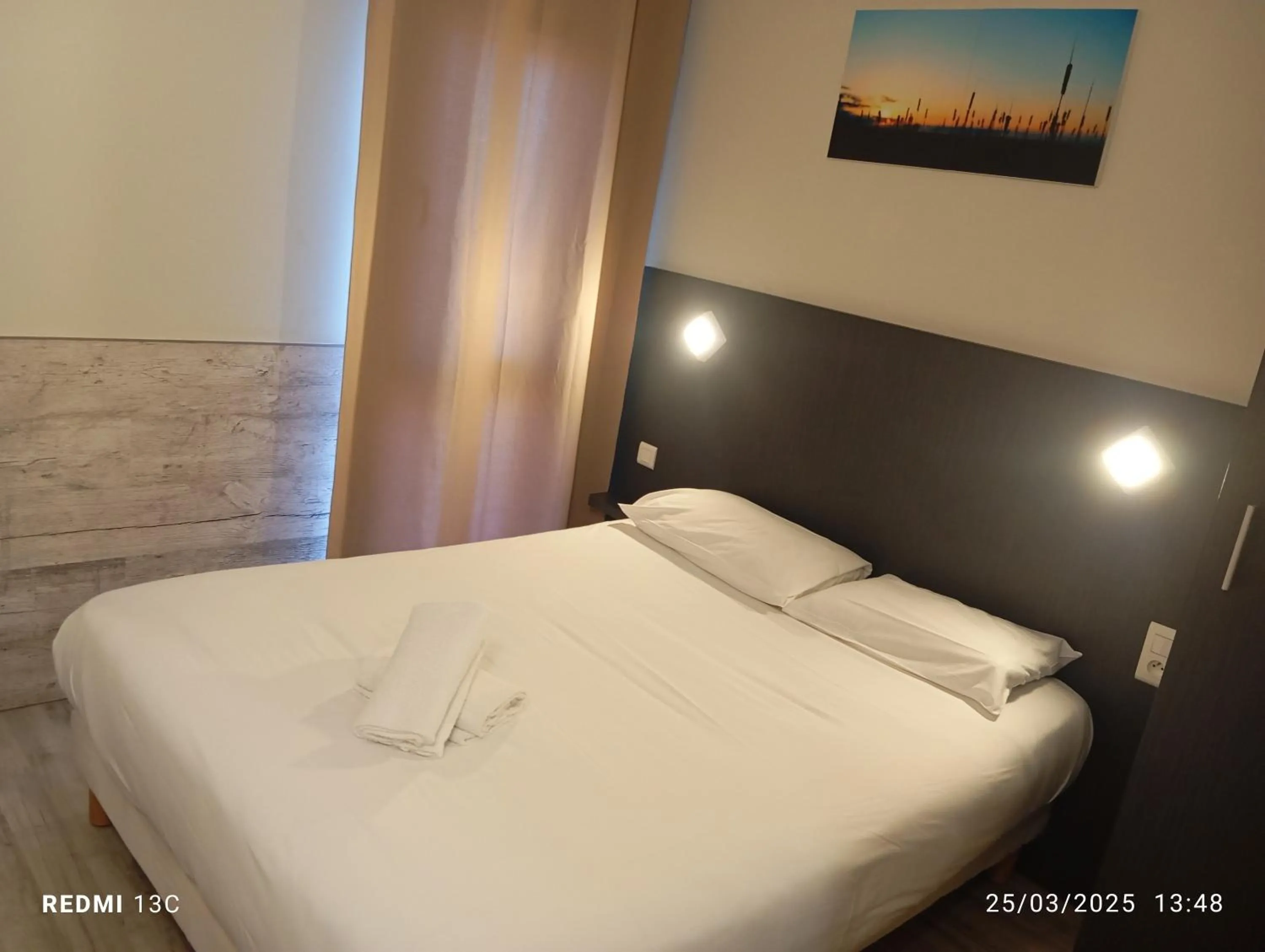 Restaurant/places to eat, Bed in Logis Hôtel Acotel Avignon Nord