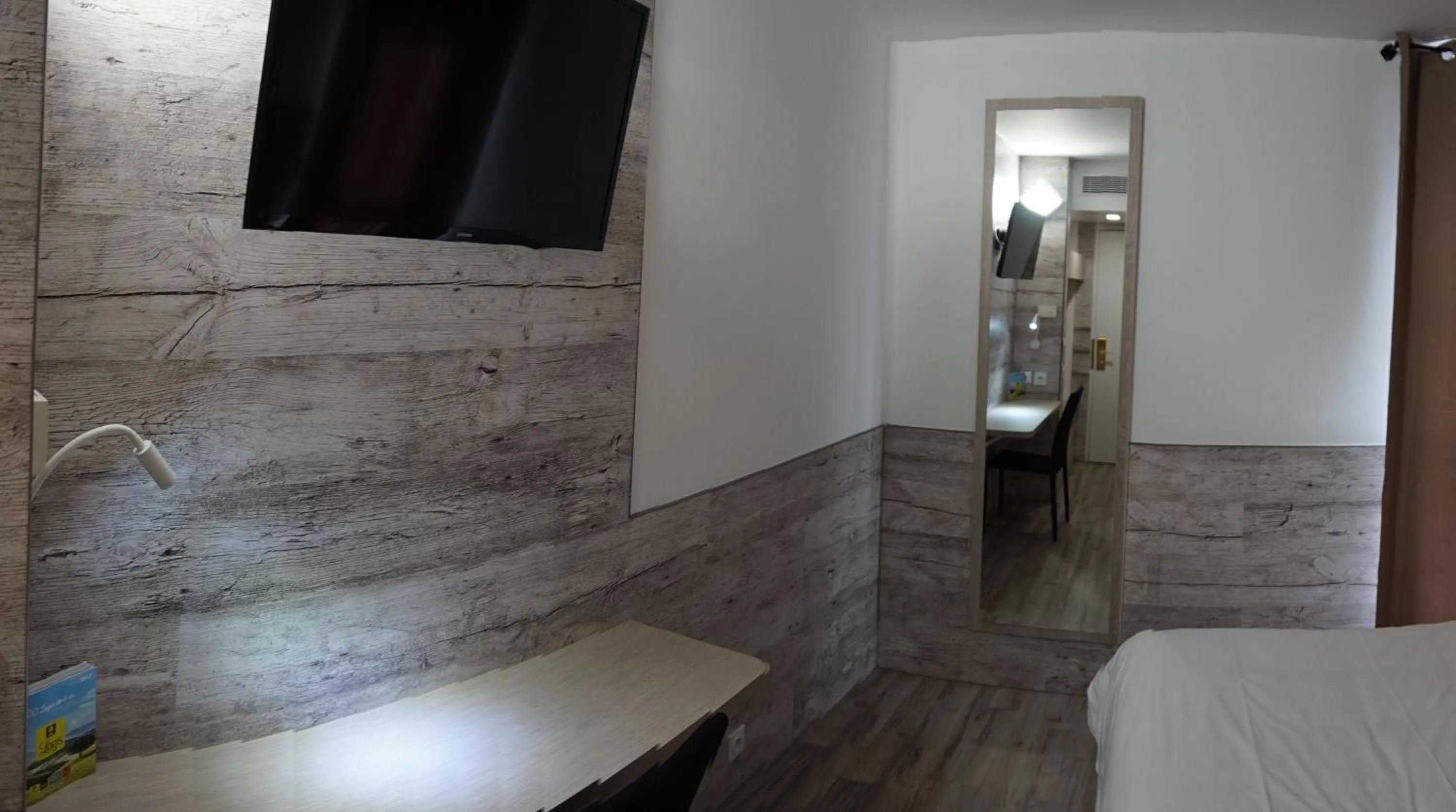 Bed in Logis Hôtel Acotel Avignon Nord