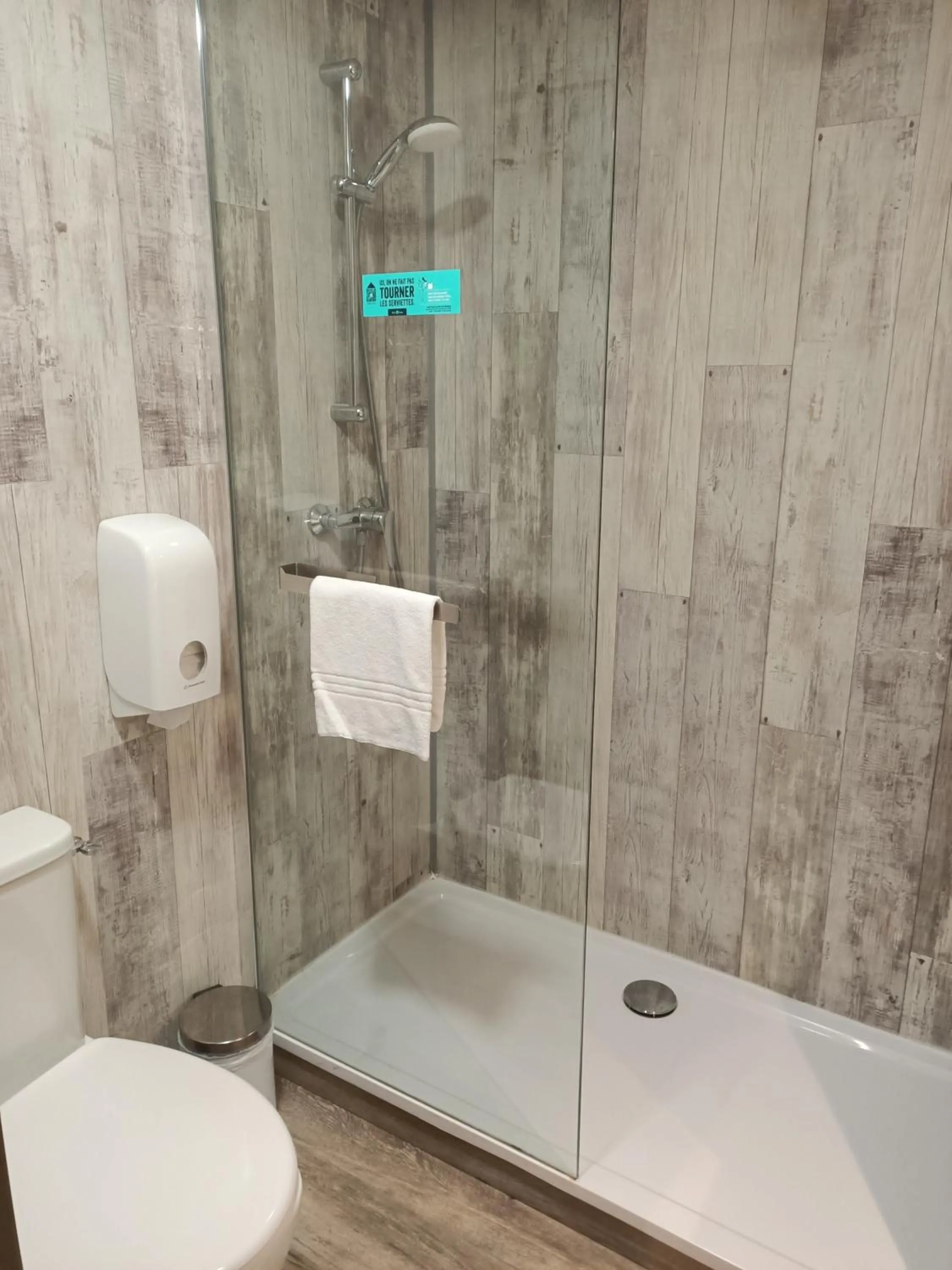 Shower in Logis Hôtel Acotel Avignon Nord