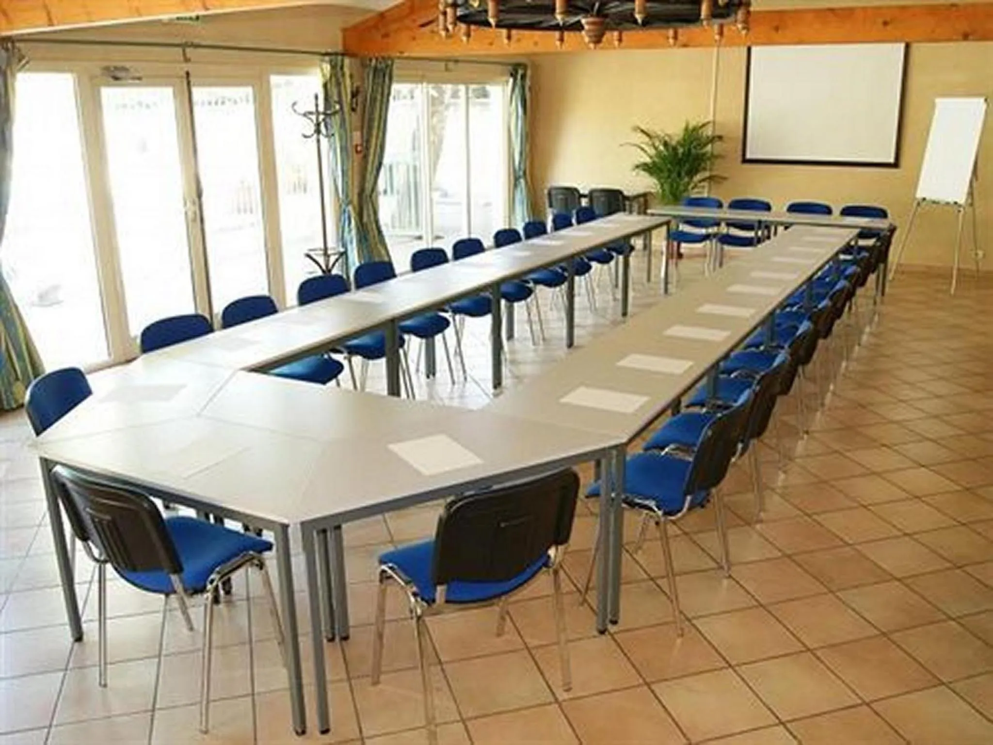 Meeting/conference room in Logis Hôtel Acotel Avignon Nord