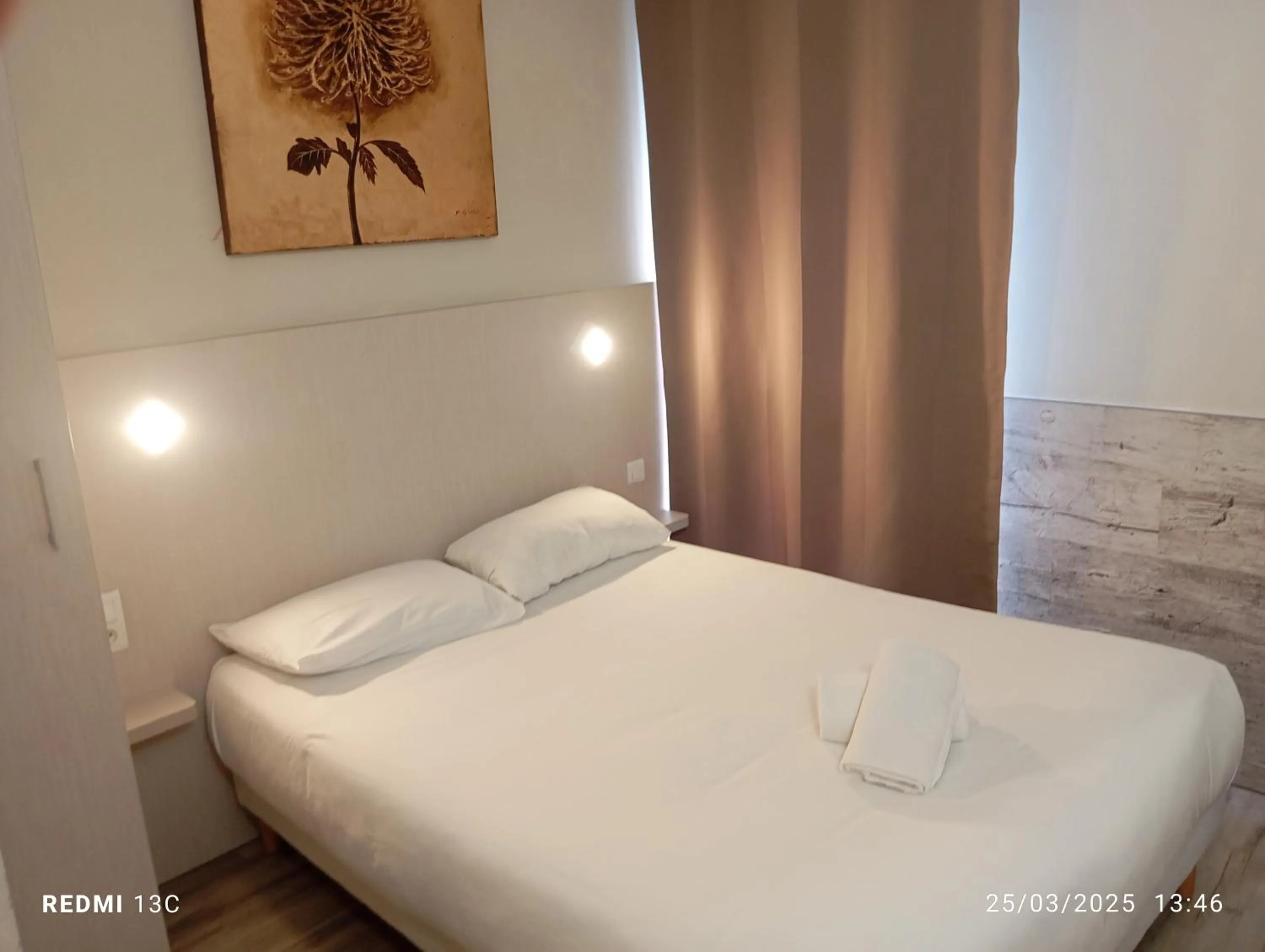 Restaurant/places to eat, Bed in Logis Hôtel Acotel Avignon Nord