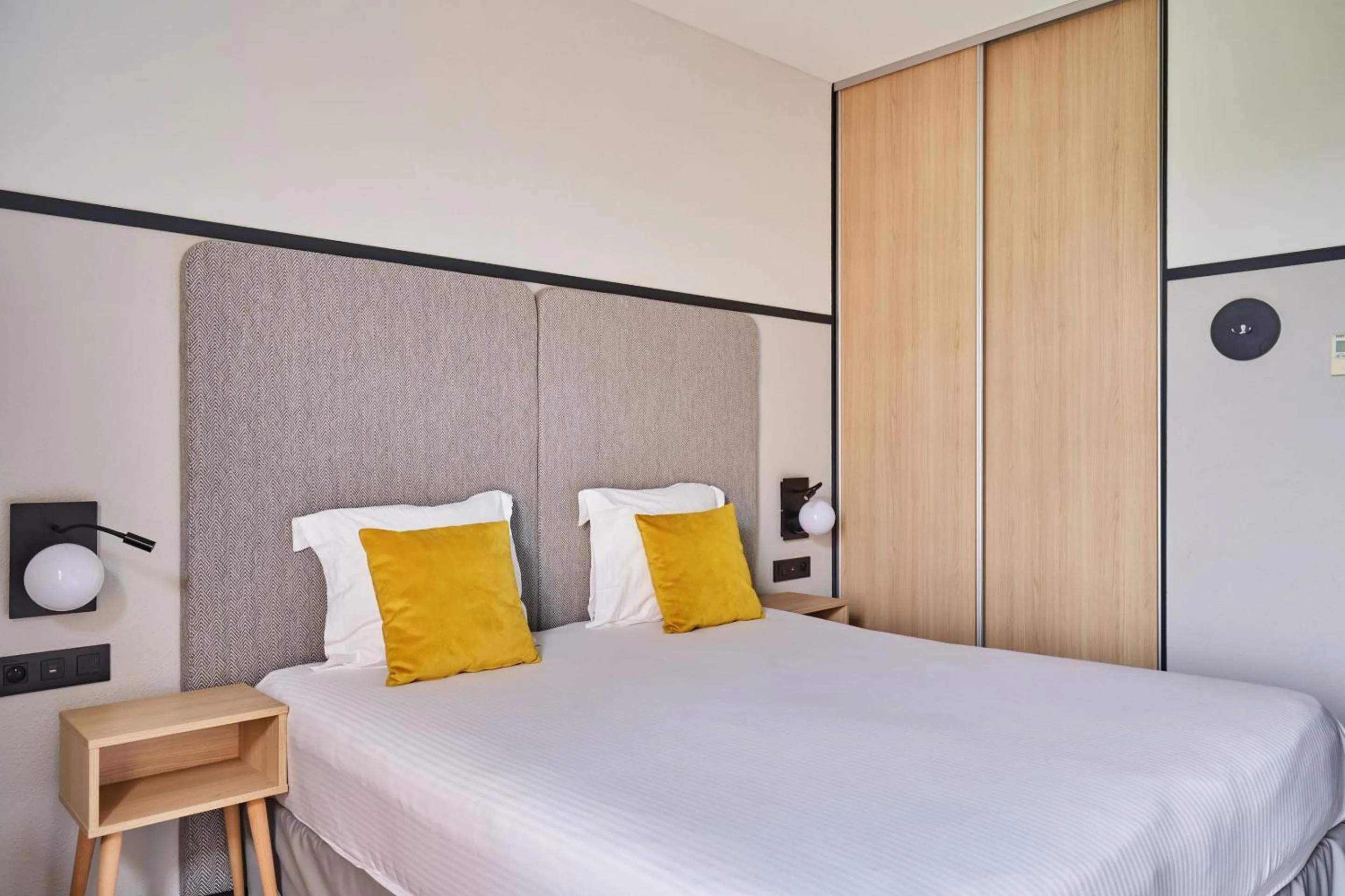 Bed in Appart'hôtel Odalys City - Bioparc Lyon Est