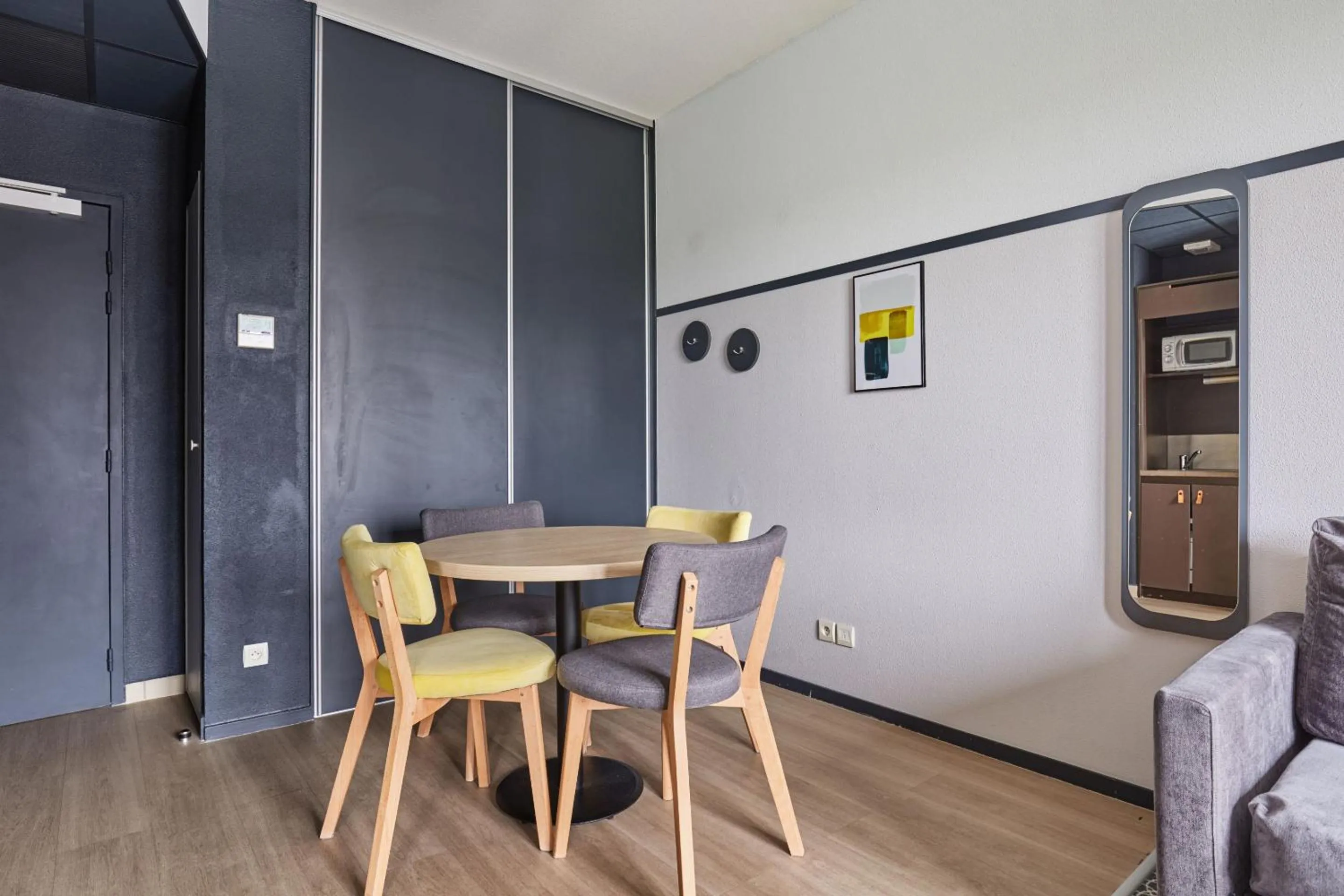 Dining area in Appart'hôtel Odalys City - Bioparc Lyon Est
