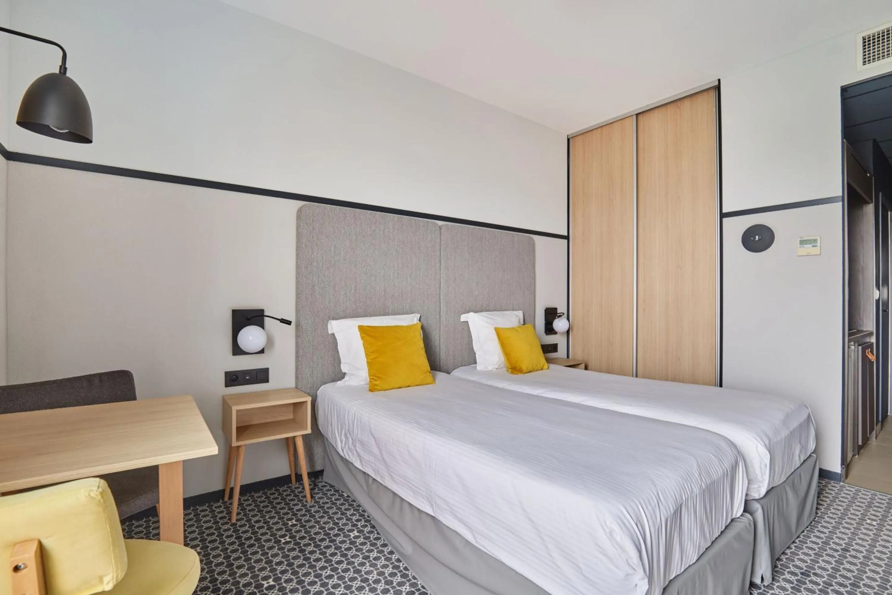 Bed in Appart'hôtel Odalys City - Bioparc Lyon Est