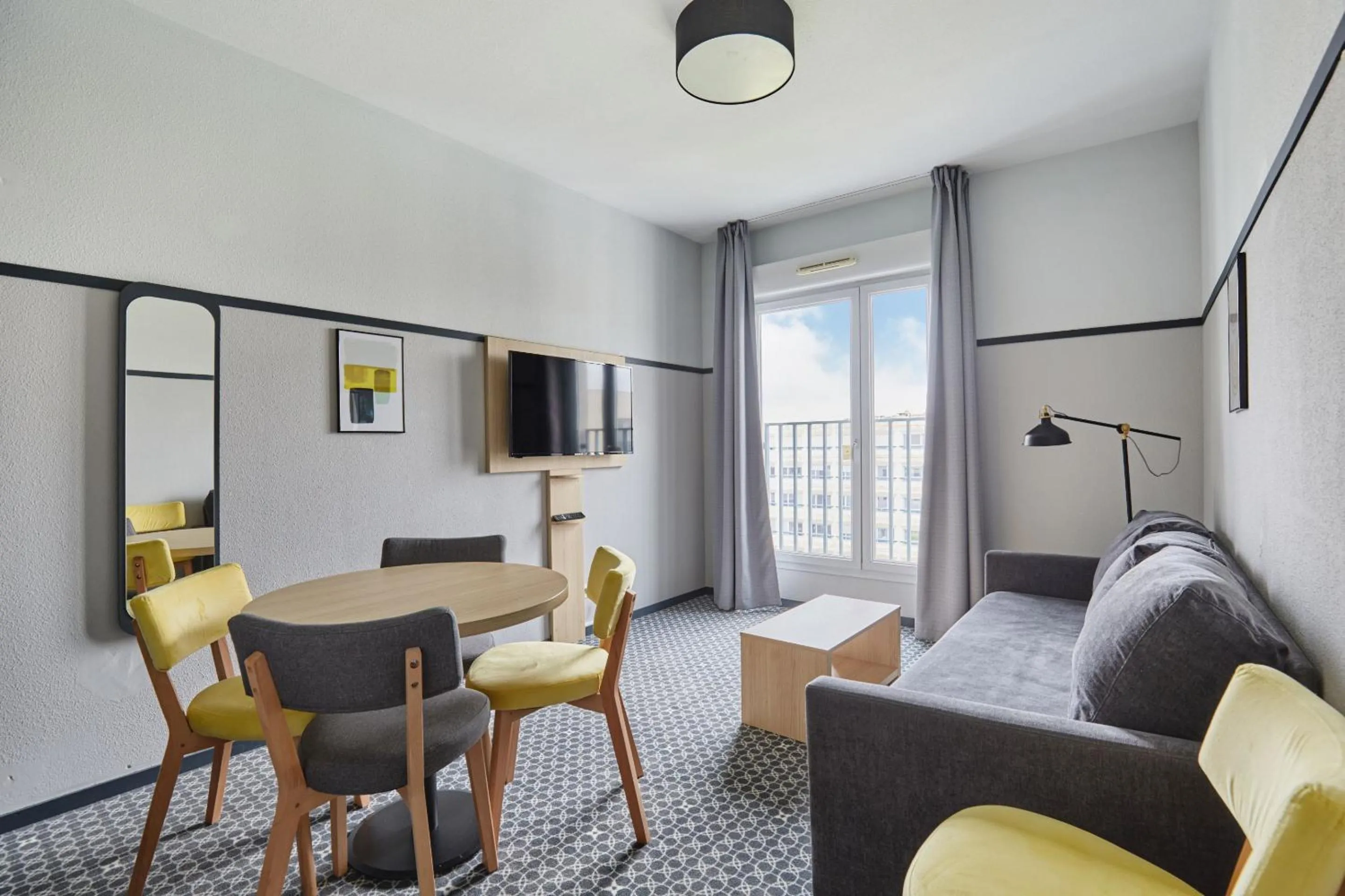 TV and multimedia in Appart'hôtel Odalys City - Bioparc Lyon Est