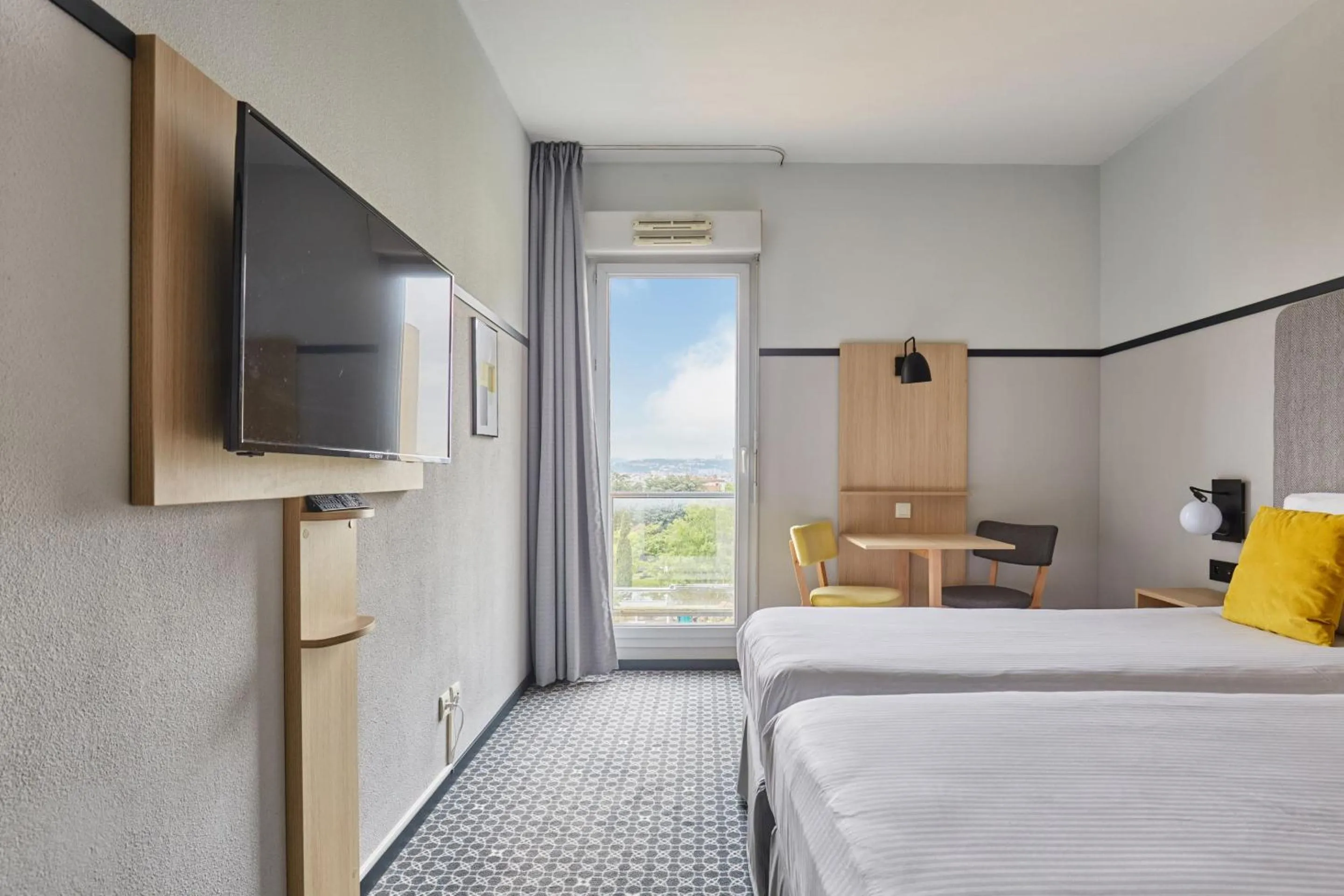 Bed in Appart'hôtel Odalys City - Bioparc Lyon Est