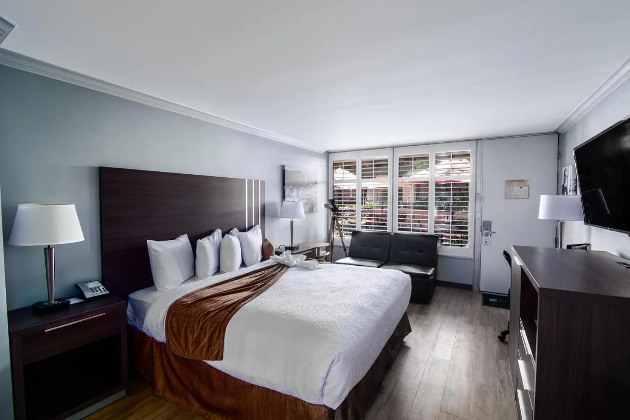 TV and multimedia in Palm Garden Hotel