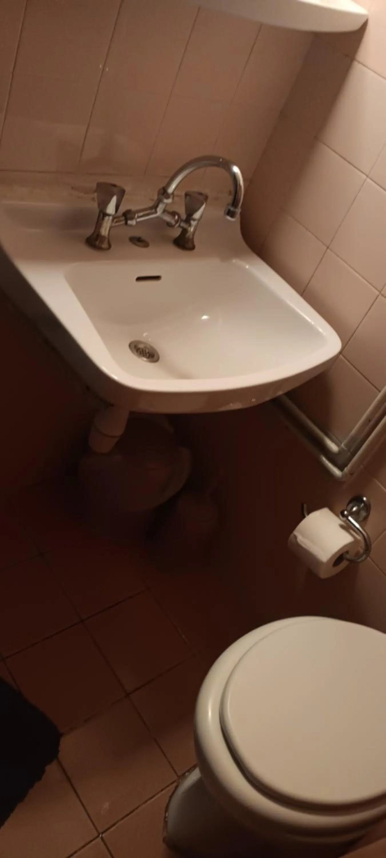 Toilet in Hotel zakros rooms-restaurant
