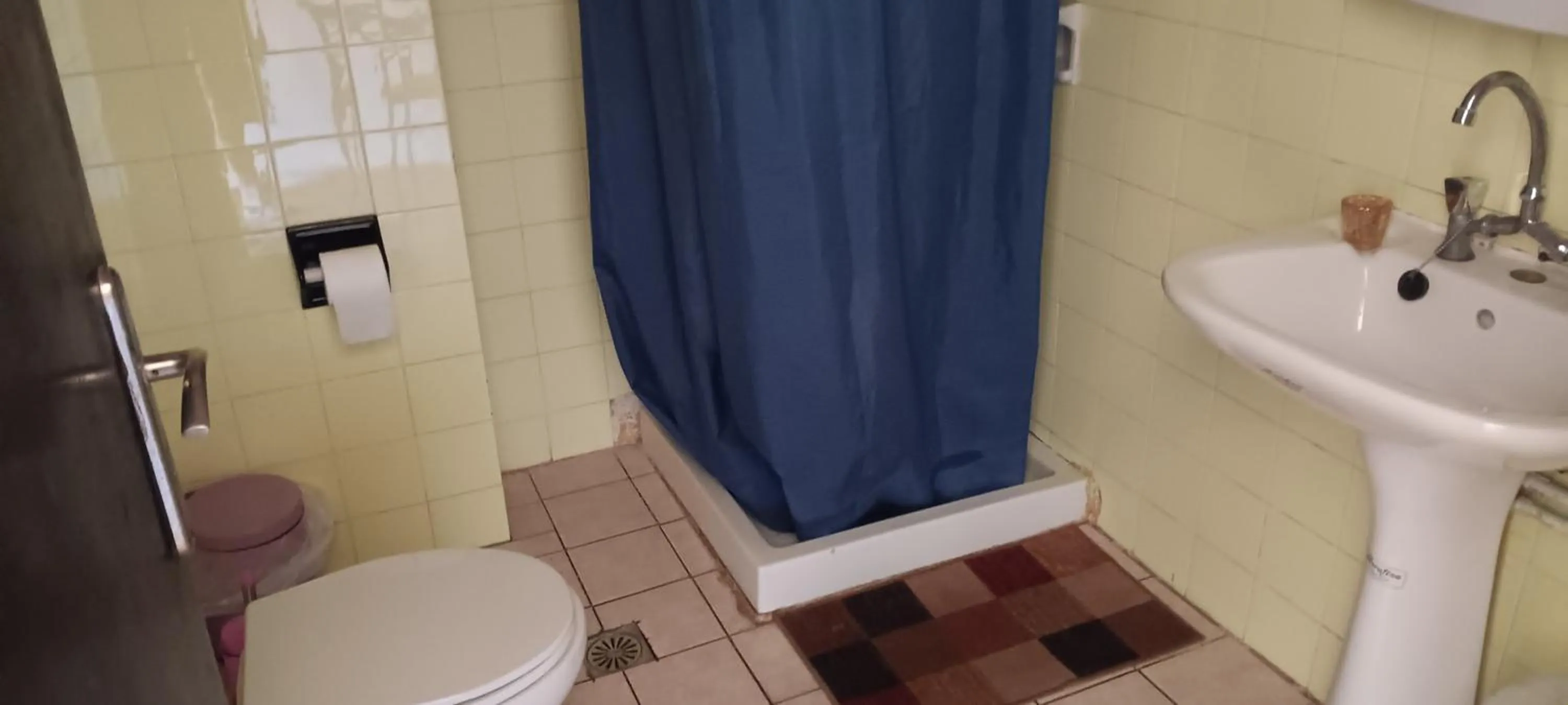 Bathroom in Hotel zakros rooms-restaurant