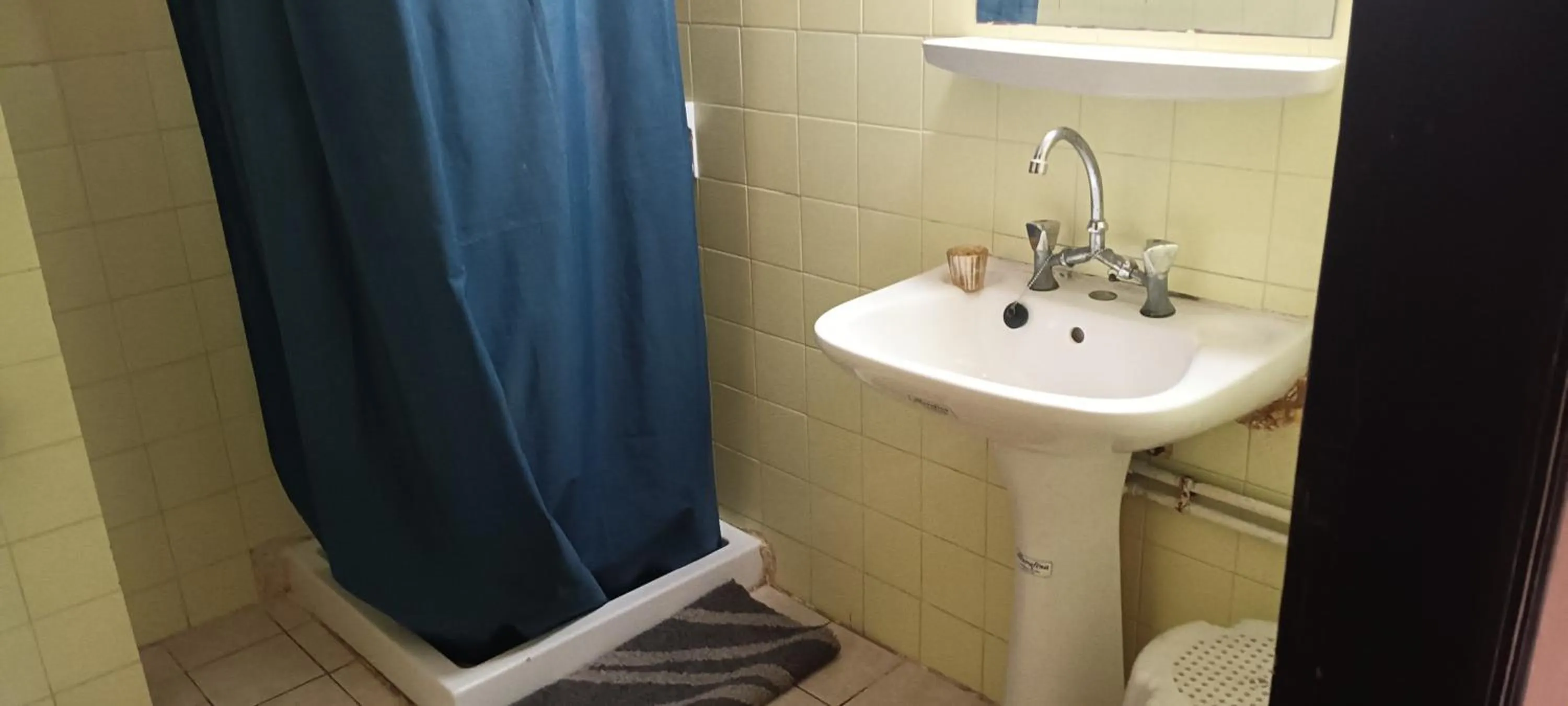 Bathroom in Hotel zakros rooms-restaurant