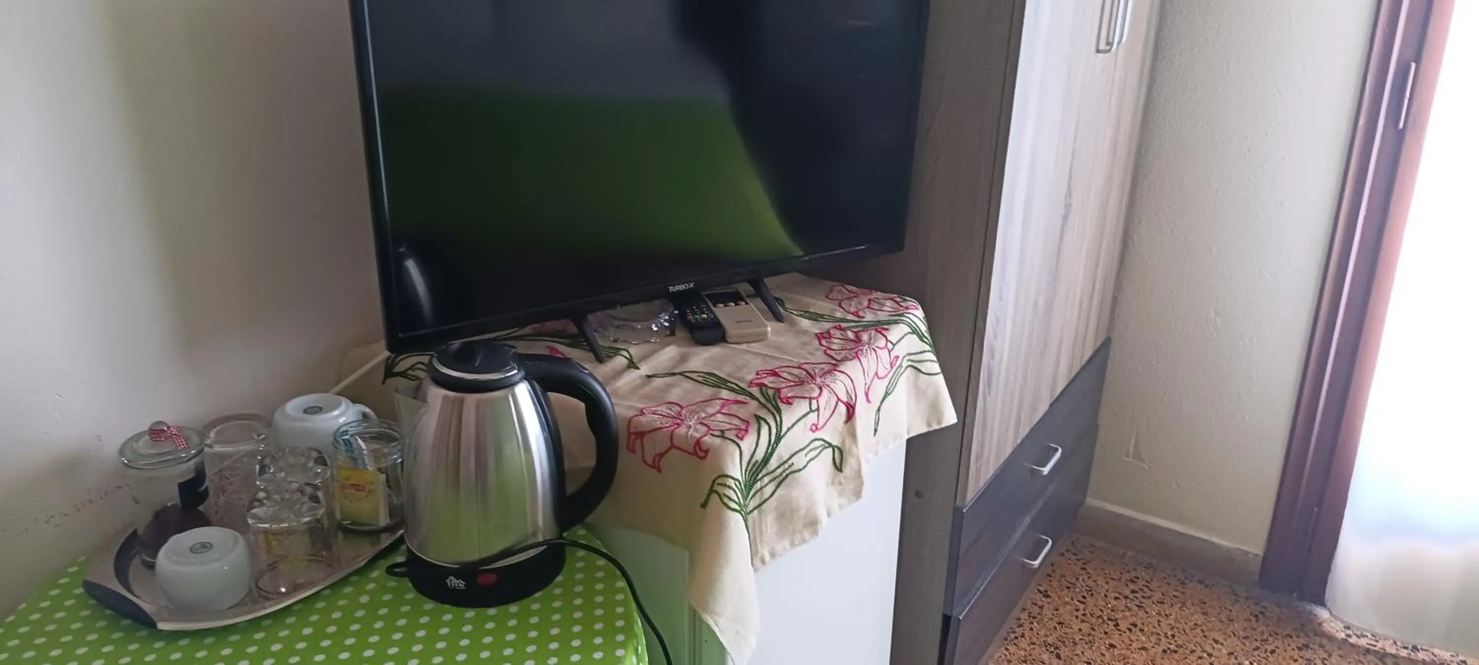 Coffee/tea facilities in Hotel zakros rooms-restaurant