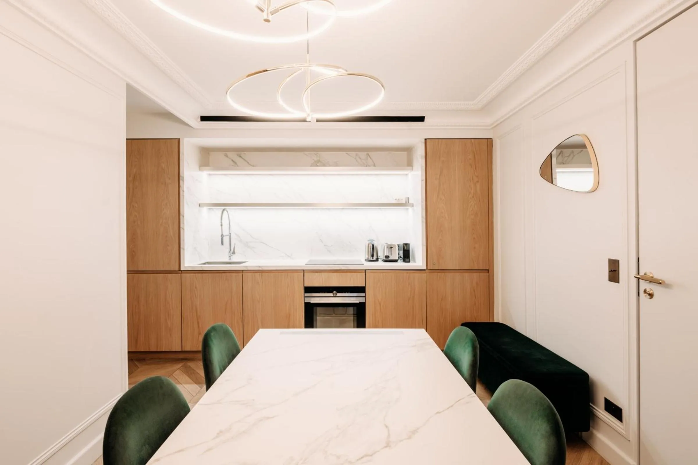 Kitchen or kitchenette, Bed in HIGHSTAY - Luxury Serviced Apartments - Louvre-Rivoli