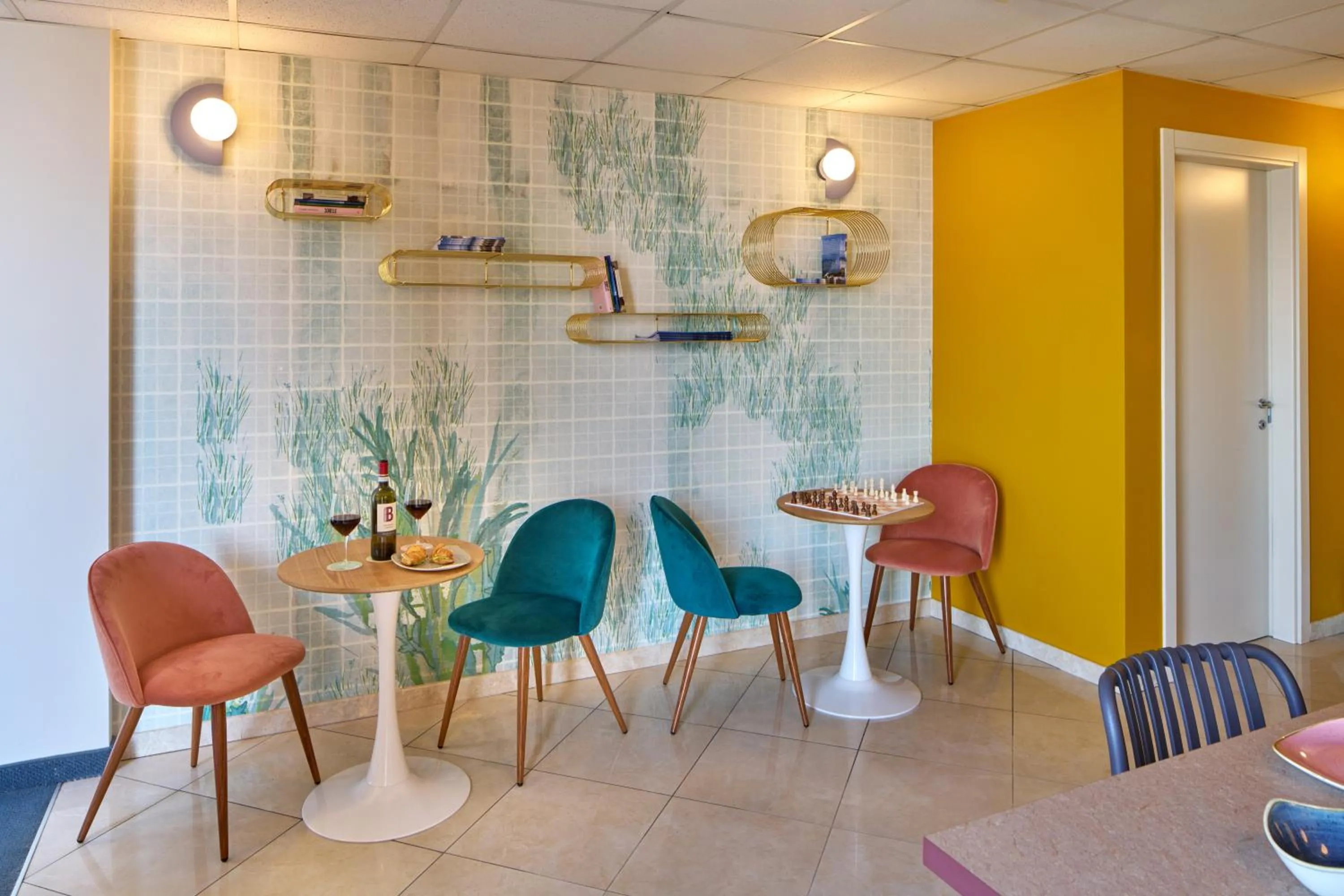 Communal lounge/ TV room in La Vista Postcard Hotel