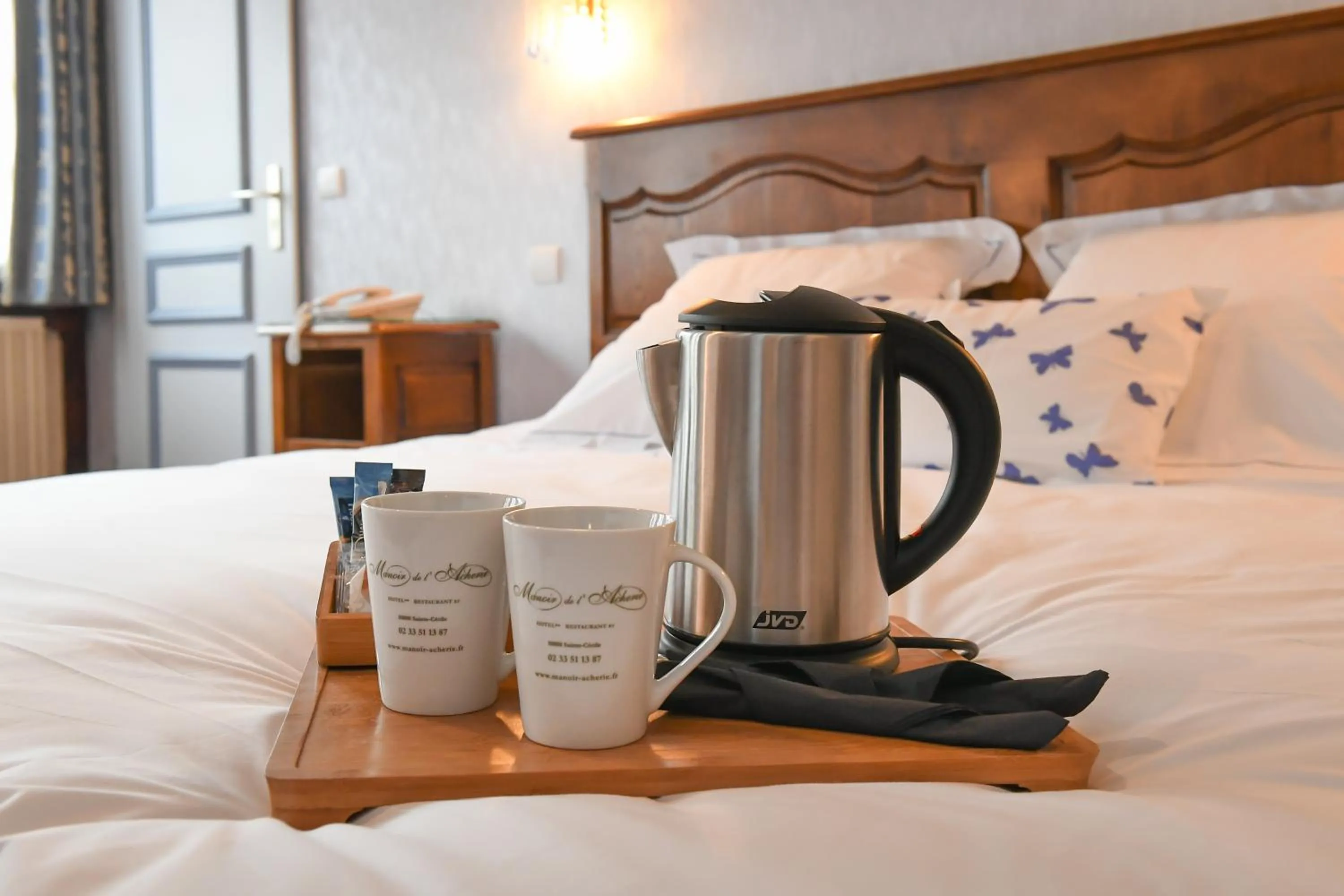 Bed in Logis Hôtel Restaurant Manoir De L'Acherie