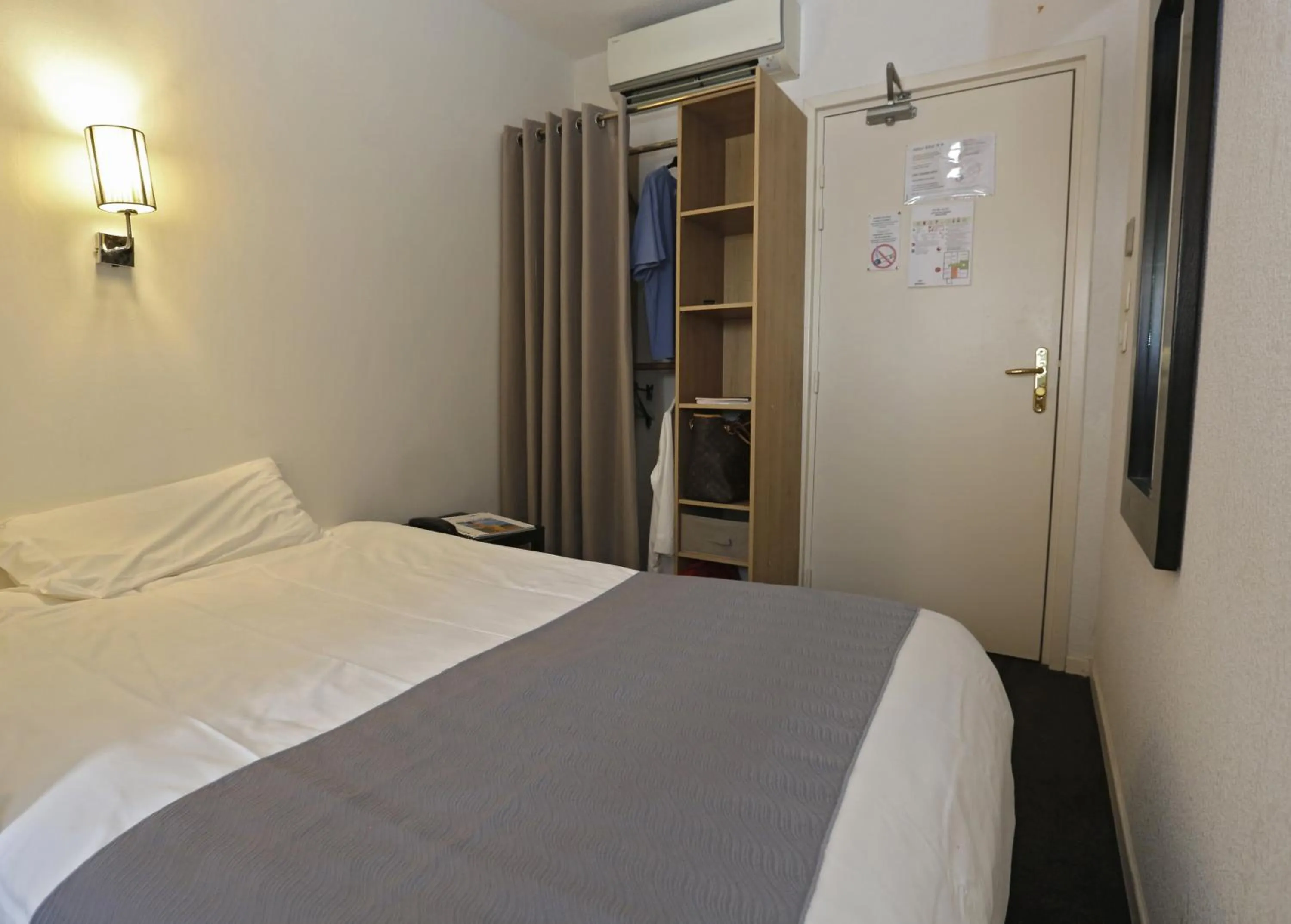 Bedroom, Bed in Hôtel Alizé