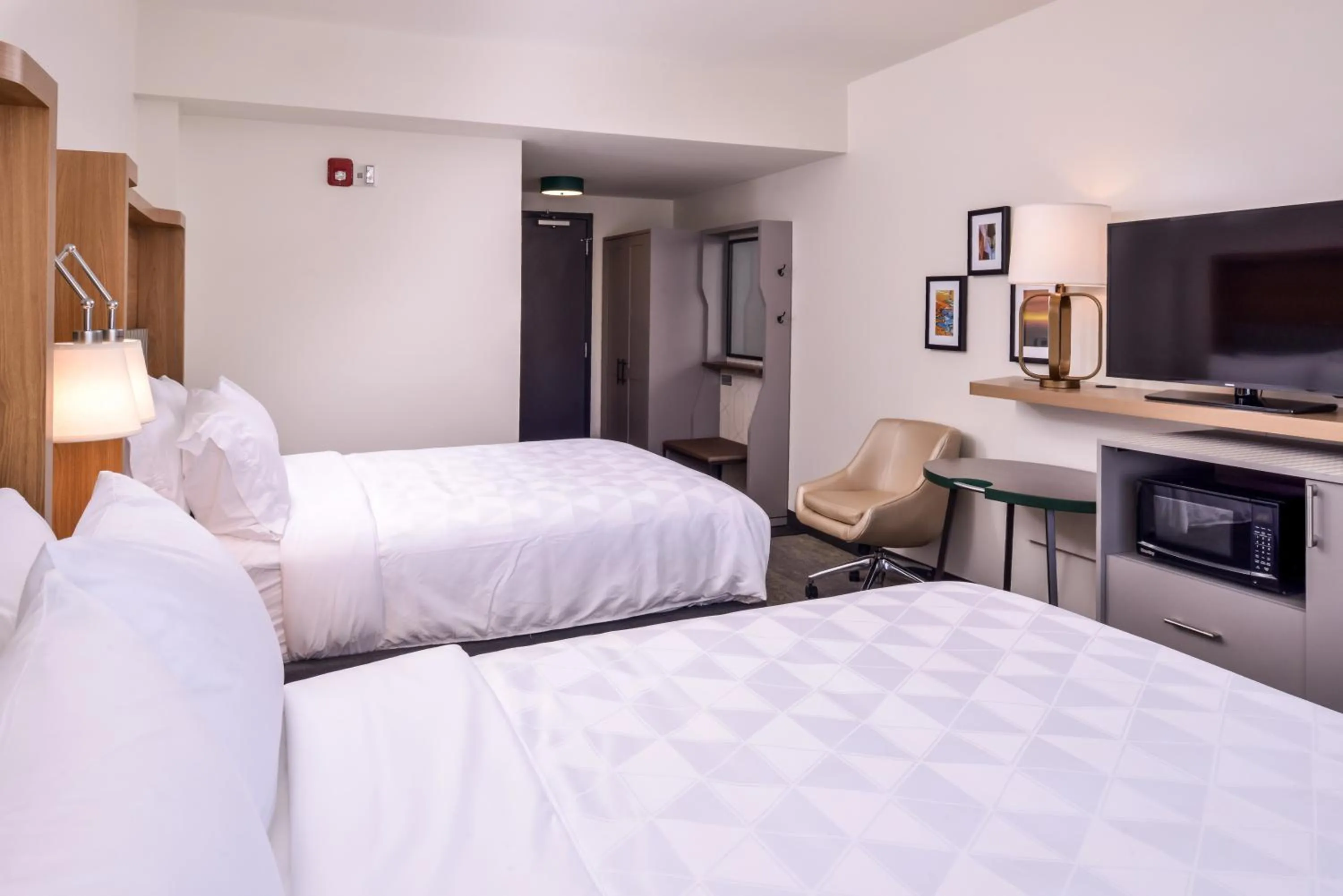 Bedroom, Bed in Holiday Inn Detroit Northwest - Livonia by IHG