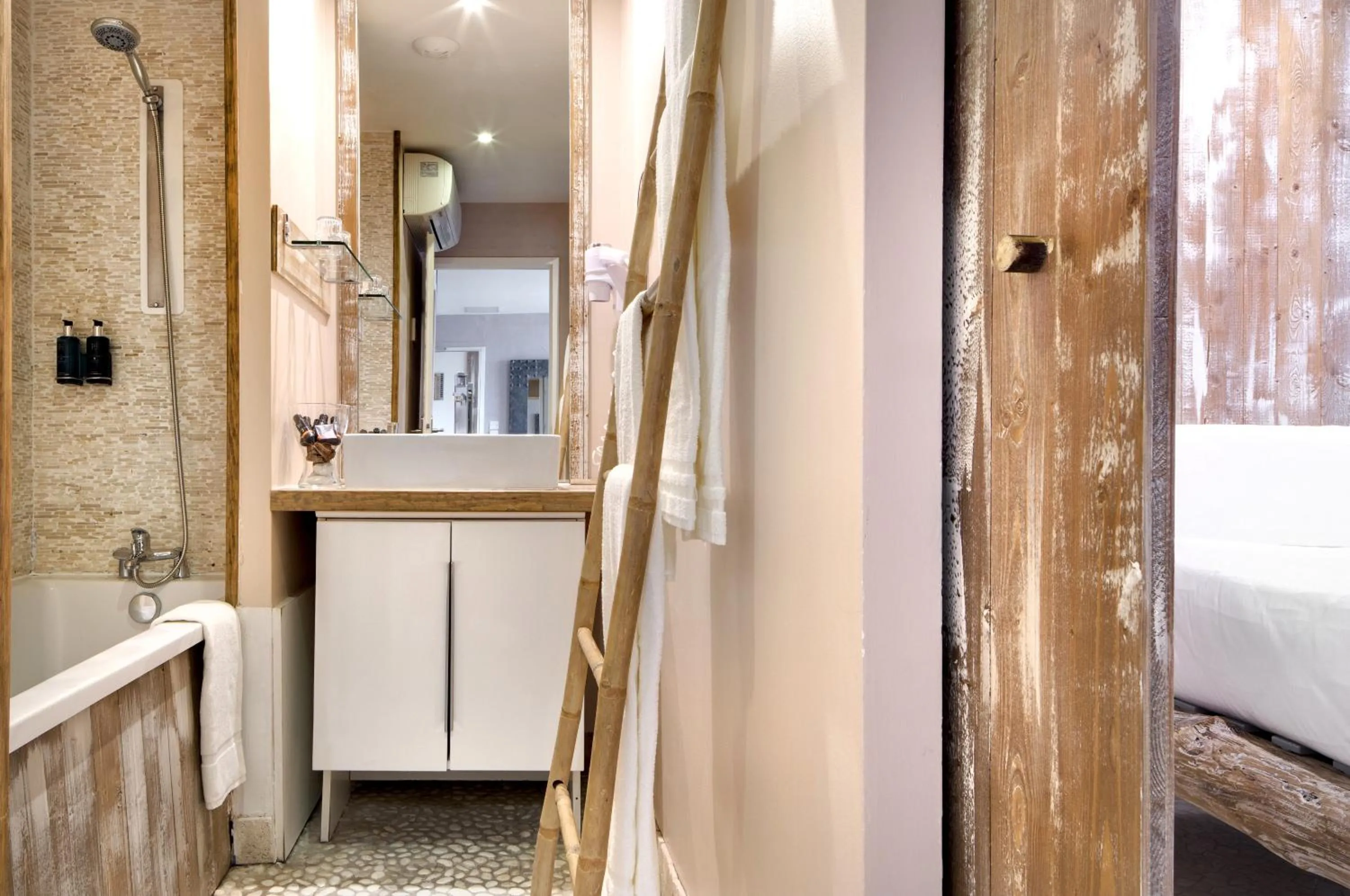 Bathroom in Vila De La Mar & Spa