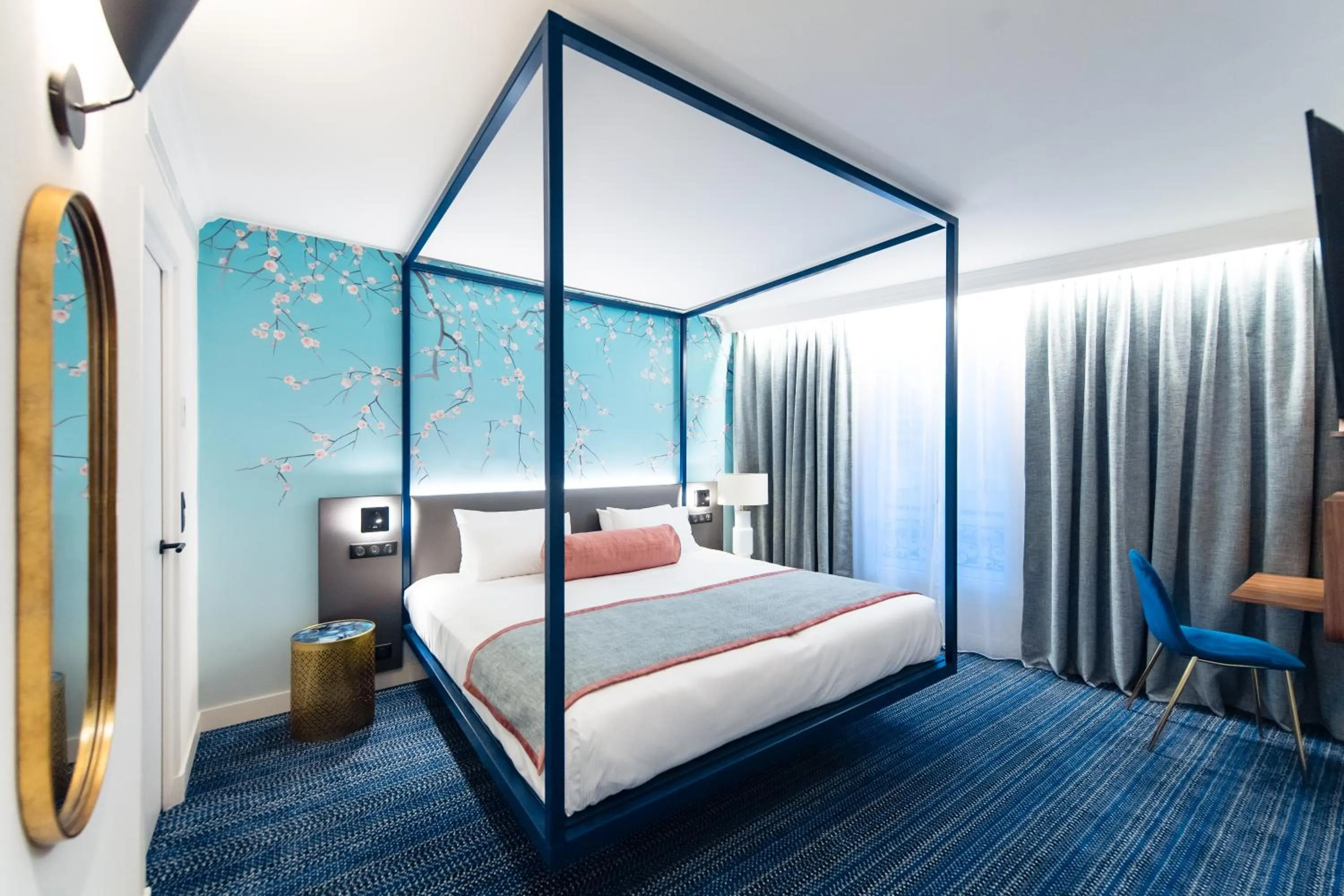 Bed in Hotel Bleu de Grenelle - Tour Eiffel