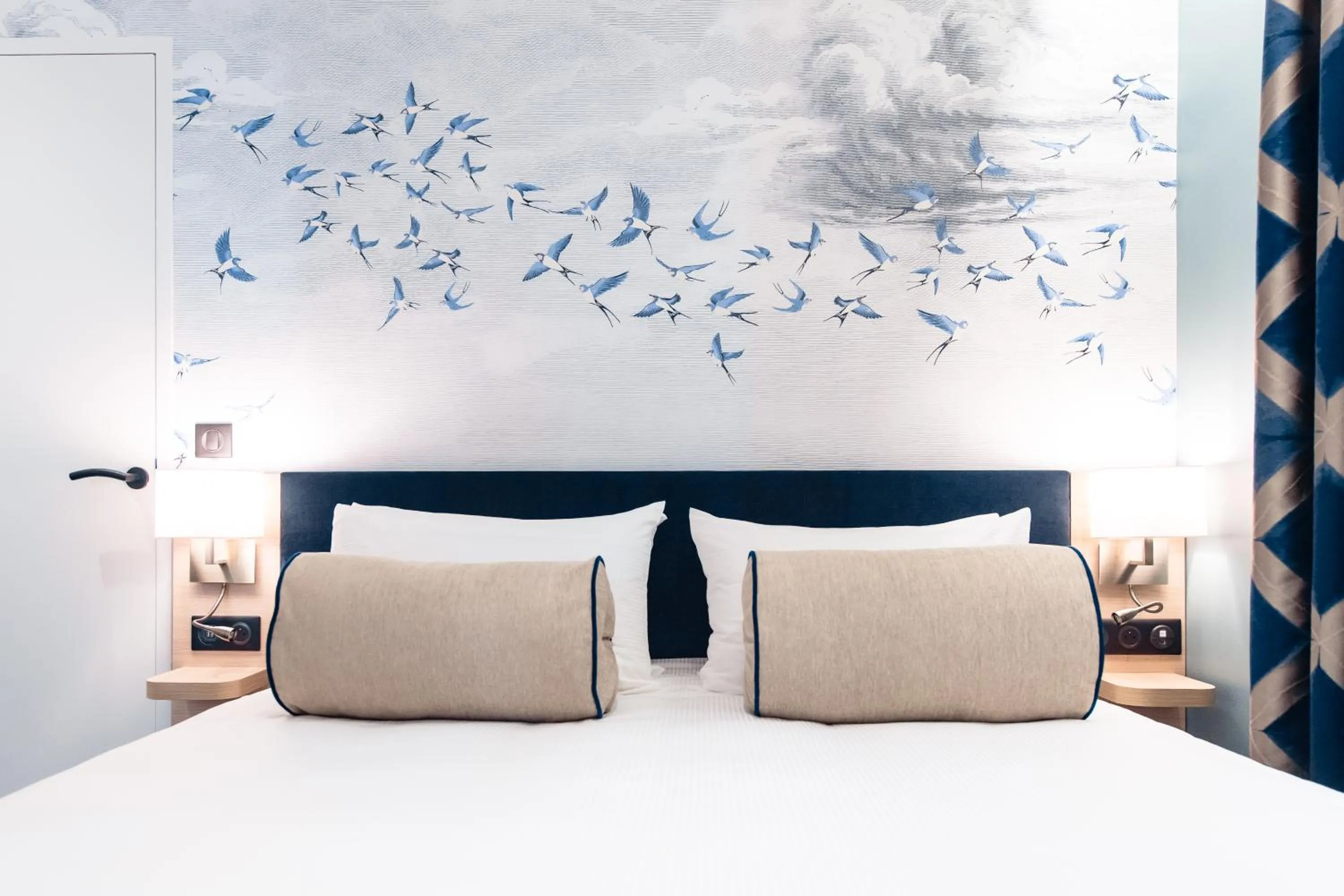 Bed in Hotel Bleu de Grenelle - Tour Eiffel