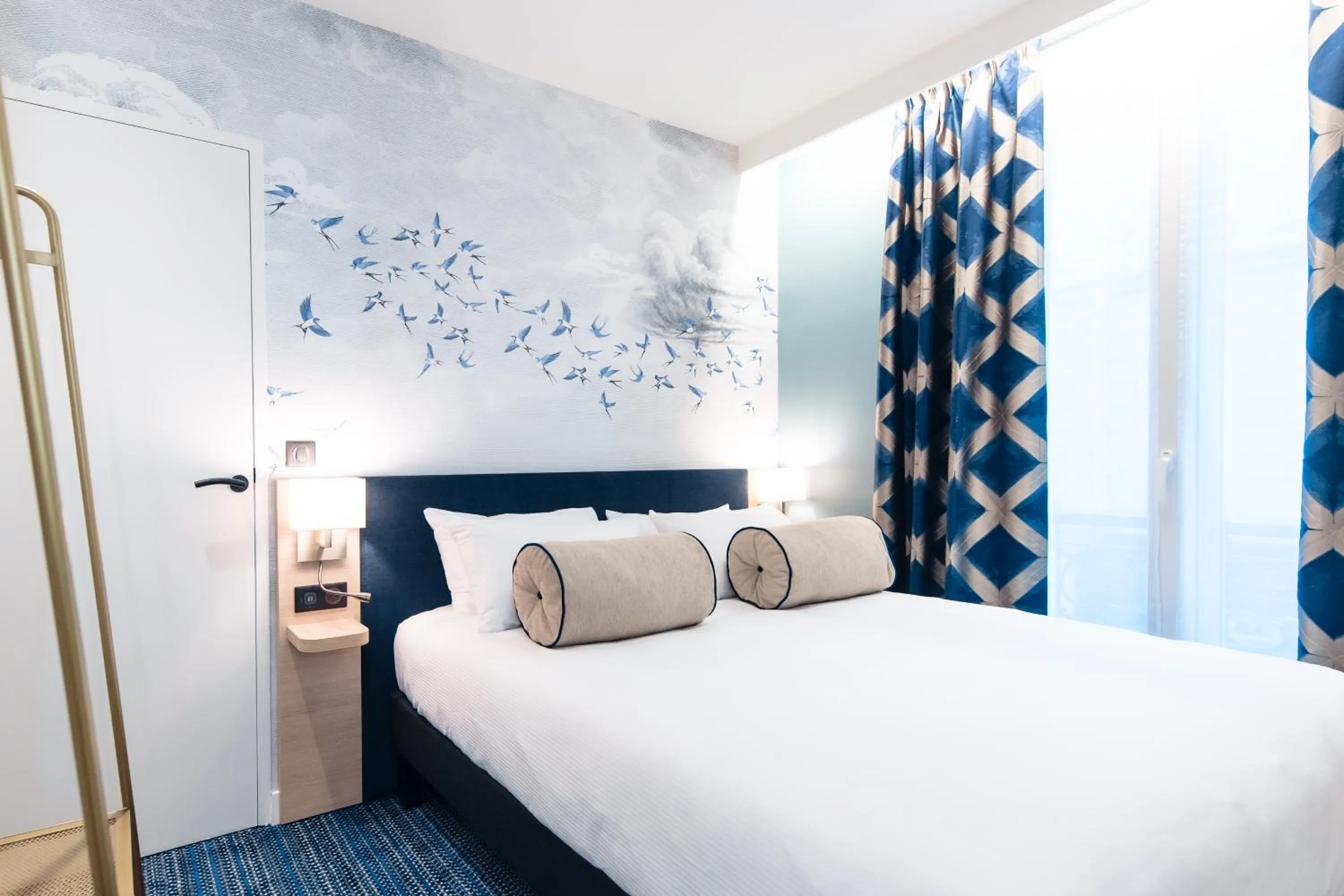 Bed in Hotel Bleu de Grenelle - Tour Eiffel