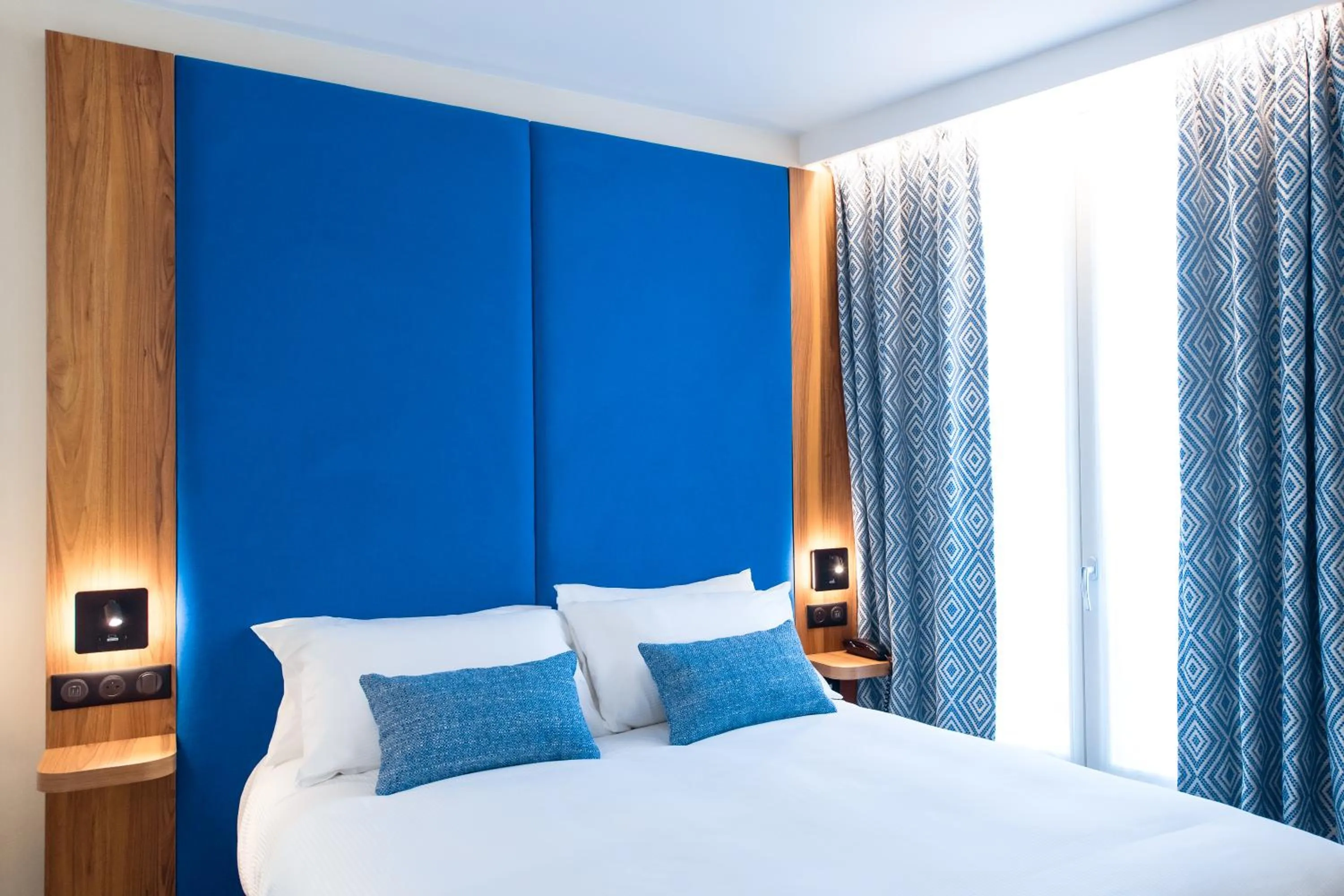 Bed in Hotel Bleu de Grenelle - Tour Eiffel