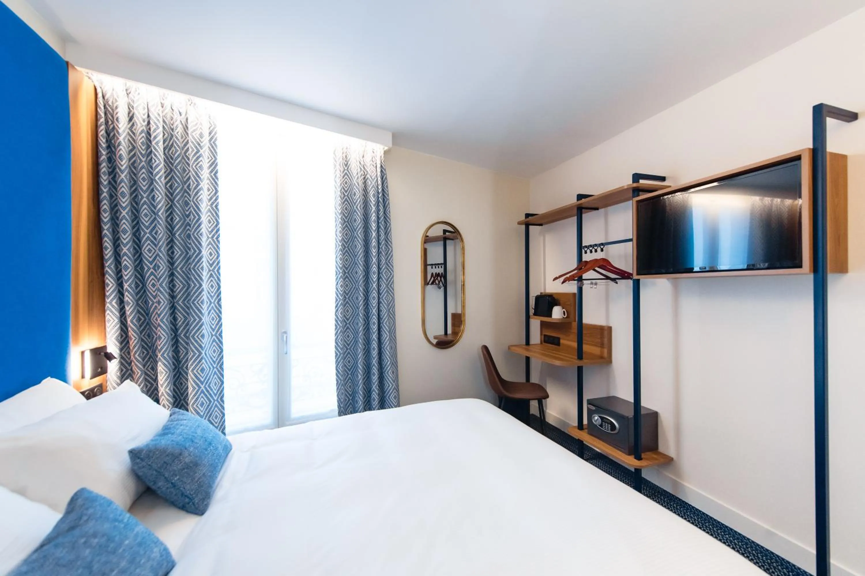 Bed in Hotel Bleu de Grenelle - Tour Eiffel