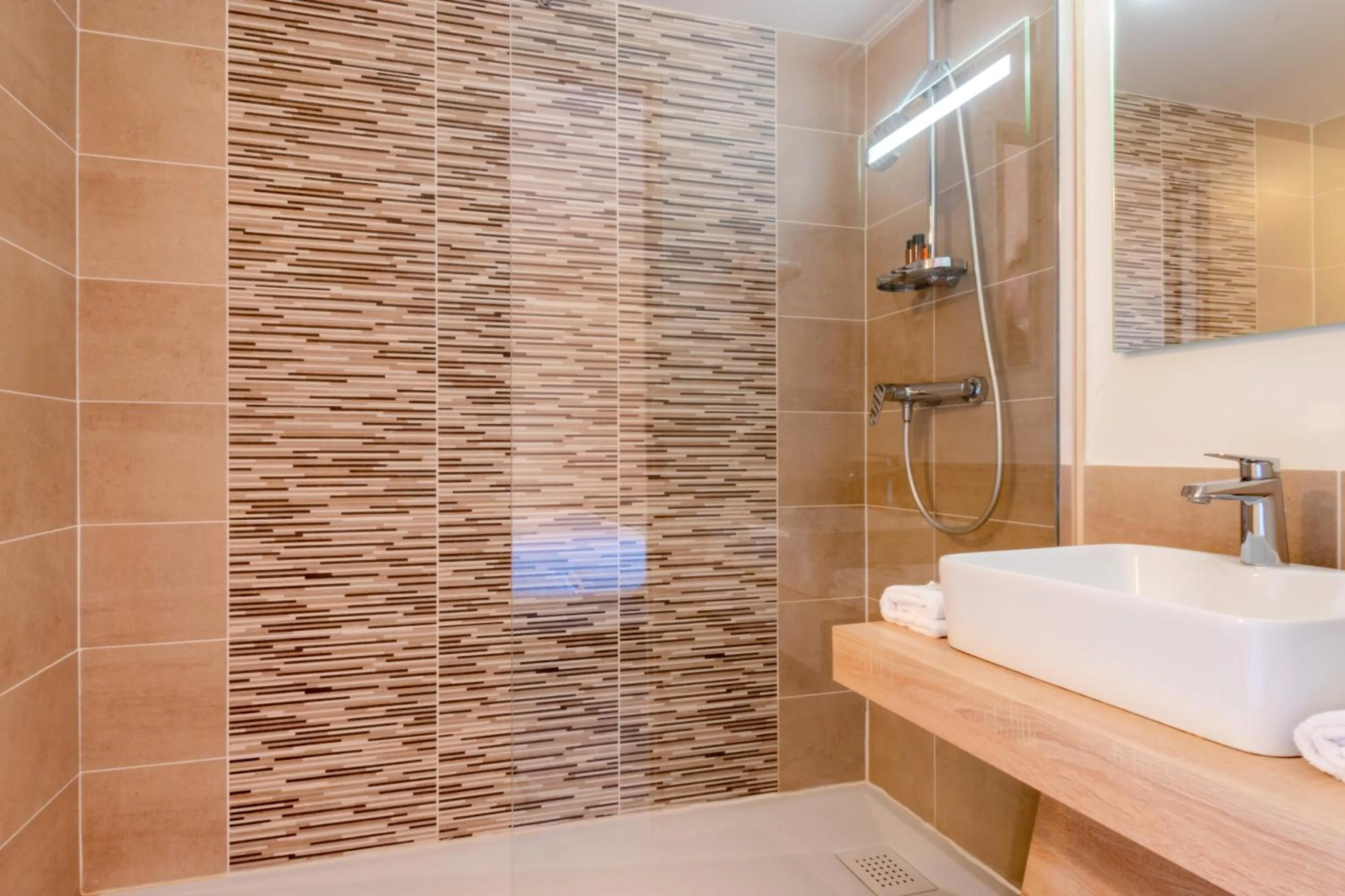 Shower in Hôtel L'Empreinte