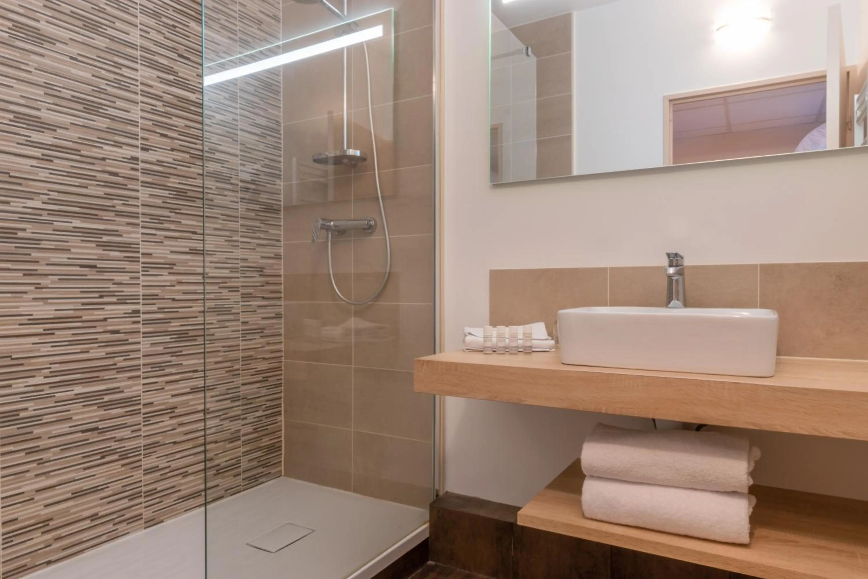 Shower in Hôtel L'Empreinte