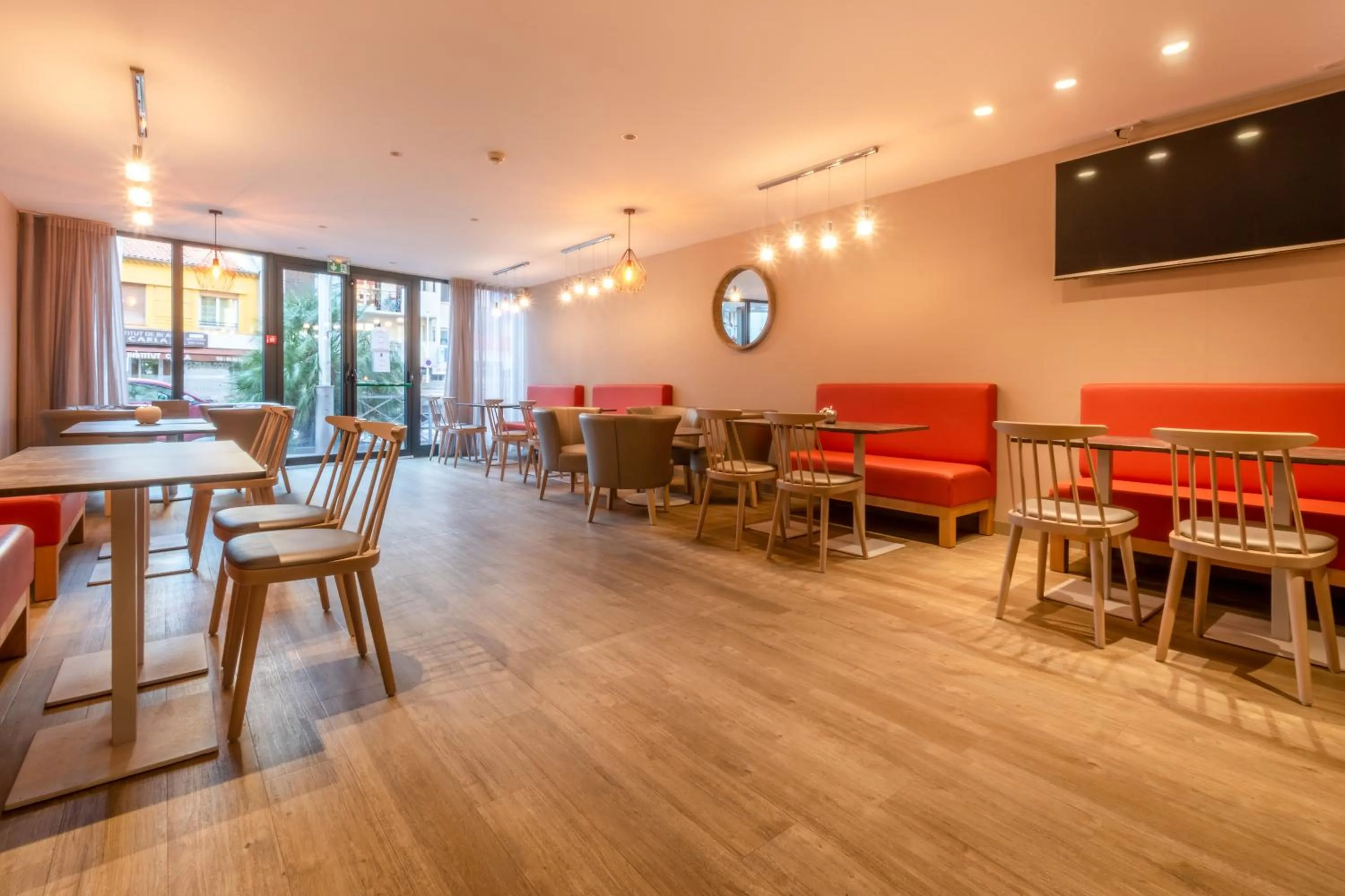 Lounge or bar in Hôtel L'Empreinte