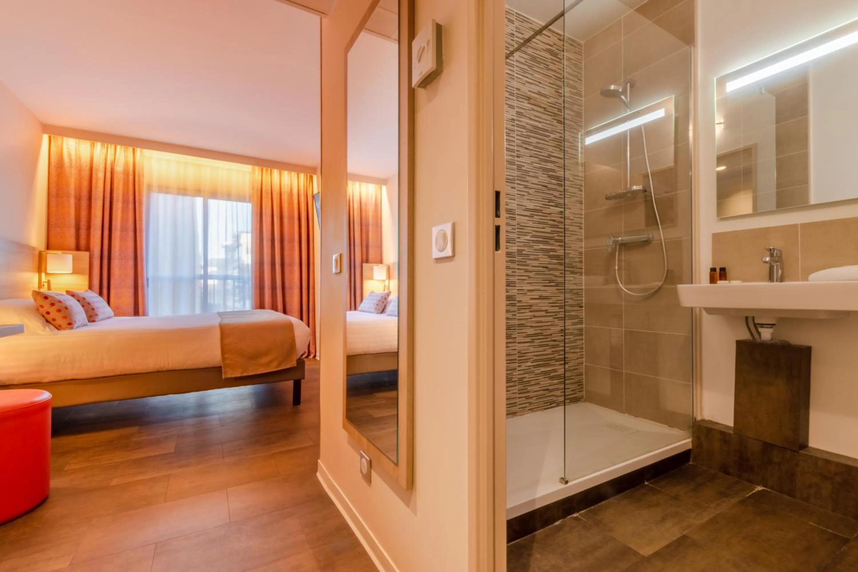 Shower, Bed in Hôtel L'Empreinte