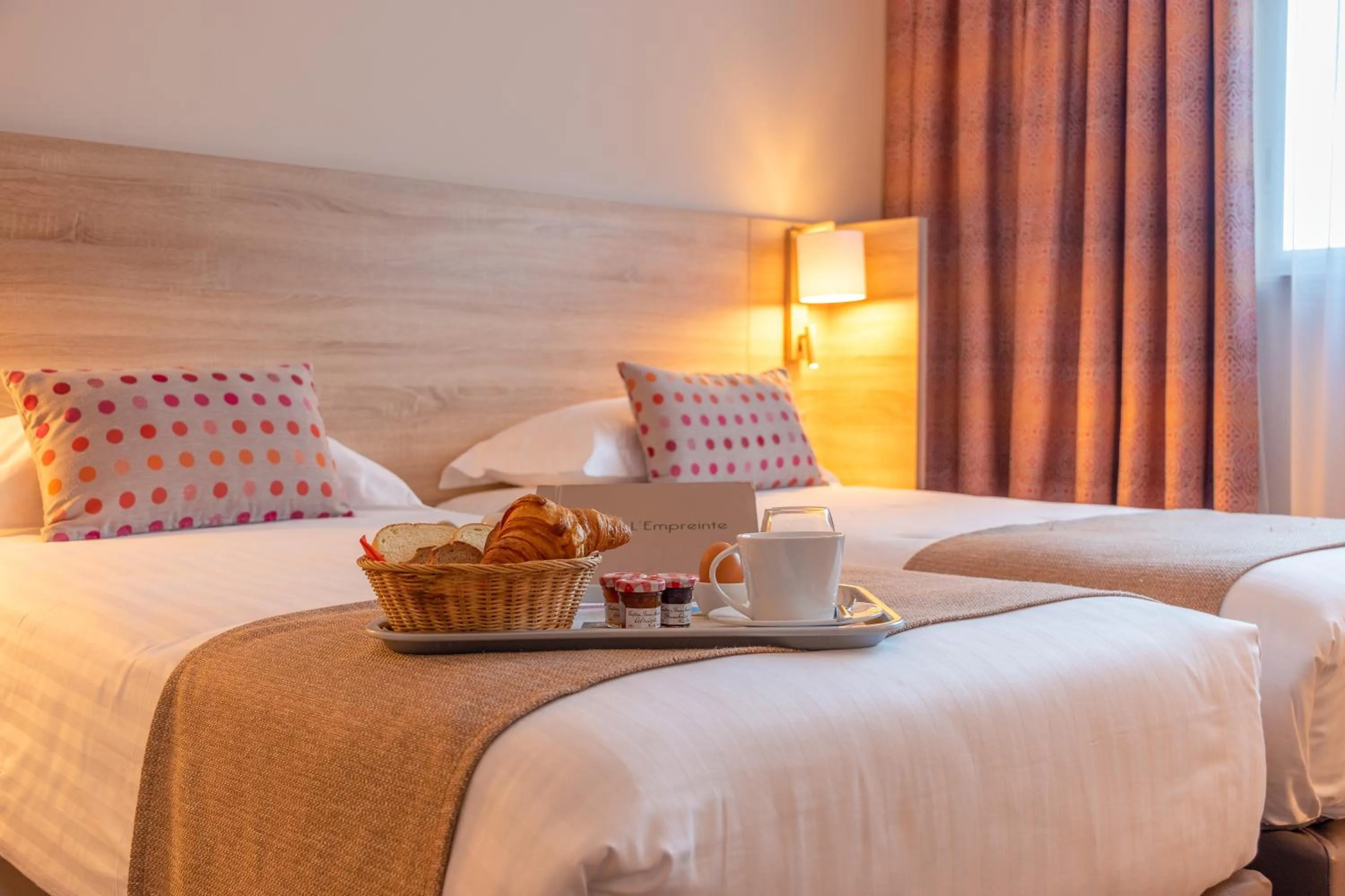 Bedroom, Bed in Hôtel L'Empreinte