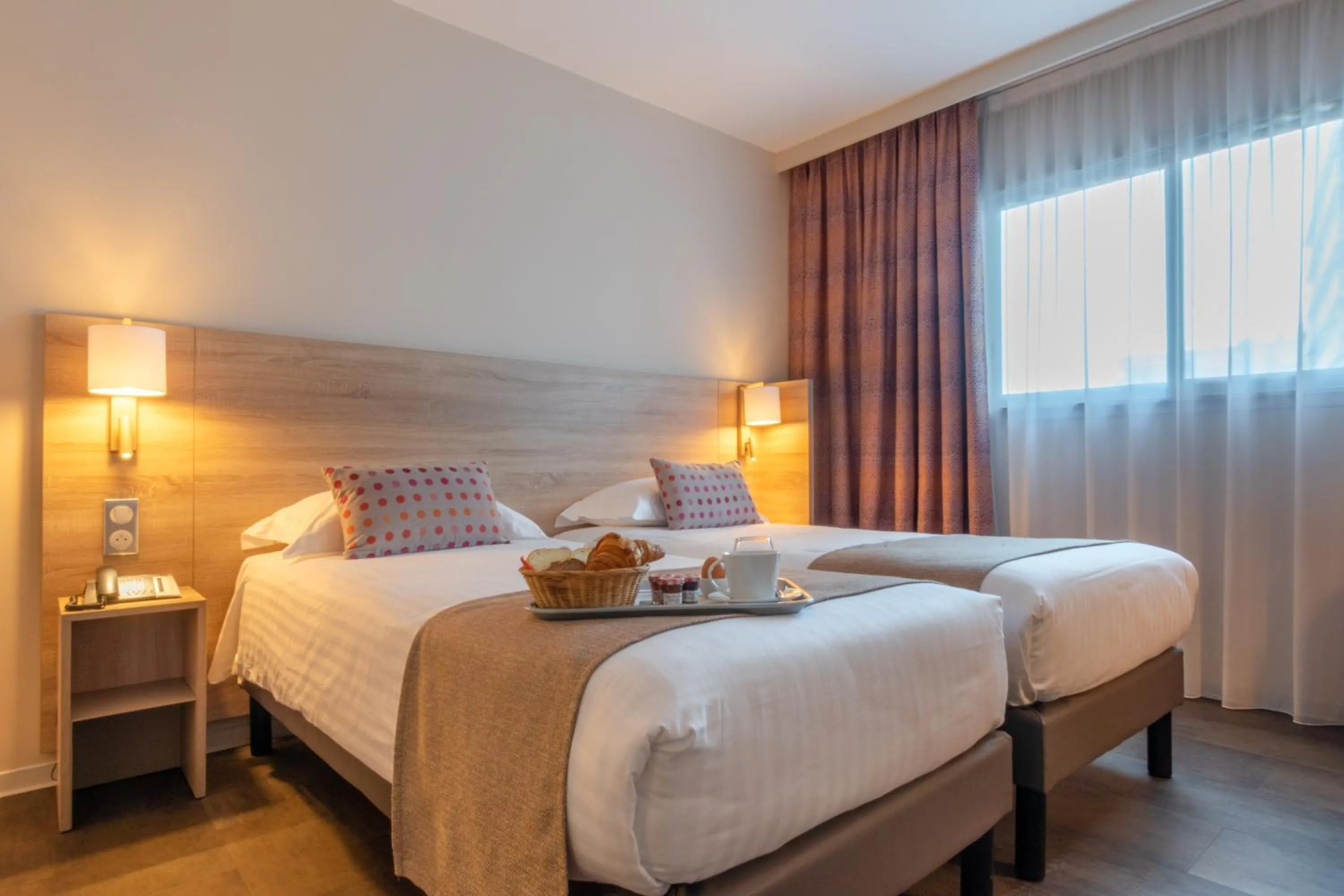 Photo of the whole room, Bed in Hôtel L'Empreinte