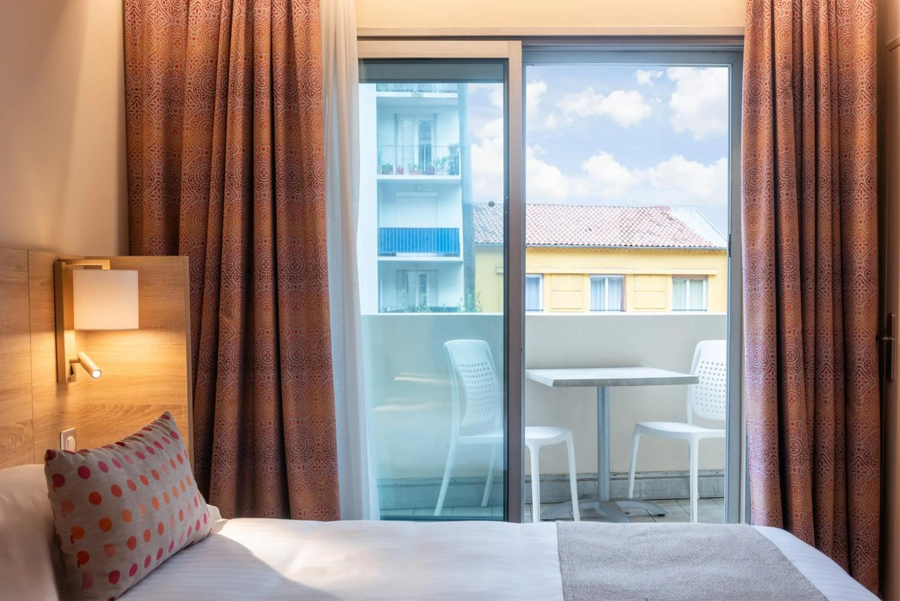 Balcony/Terrace, Bed in Hôtel L'Empreinte