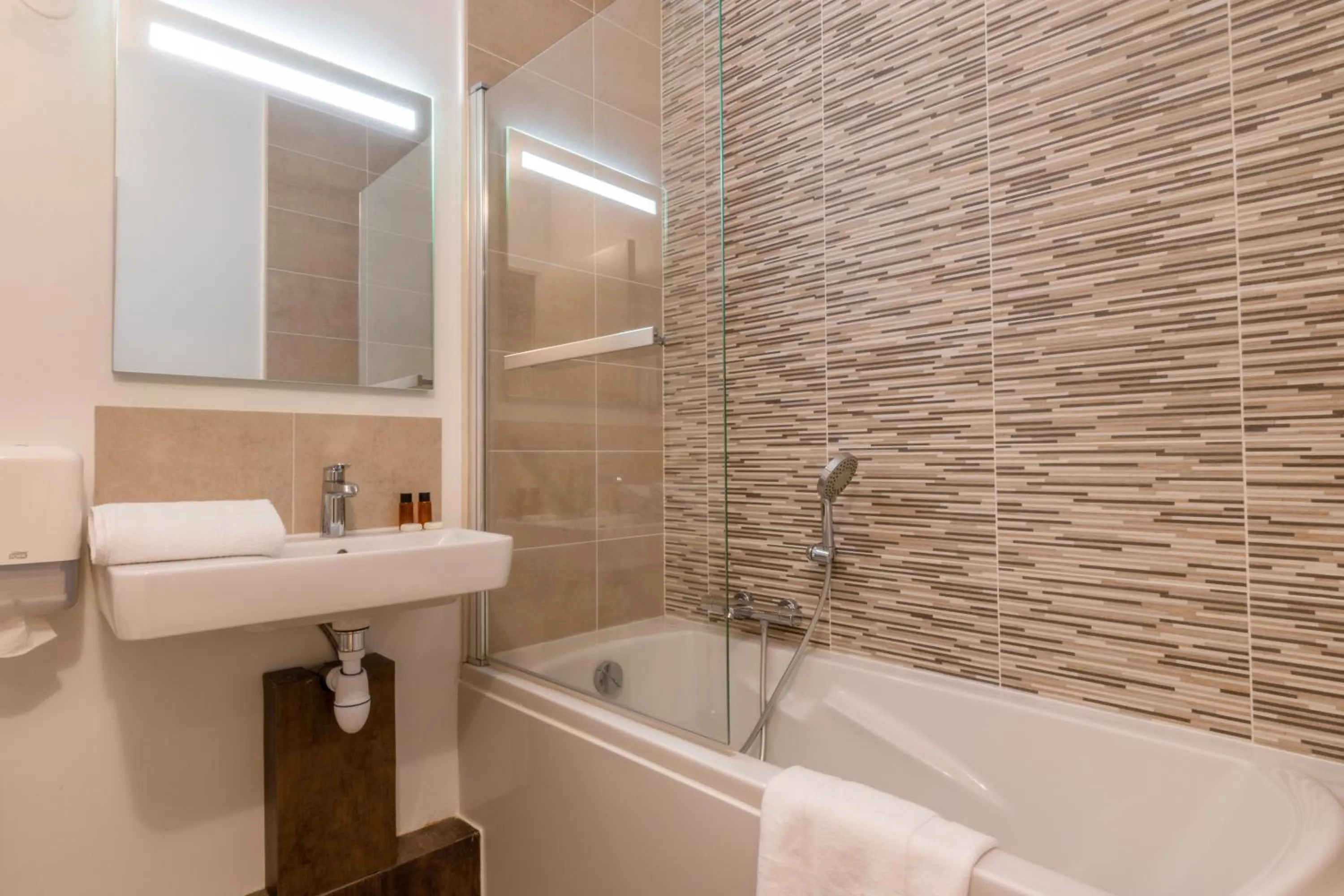 Bathroom in Hôtel L'Empreinte