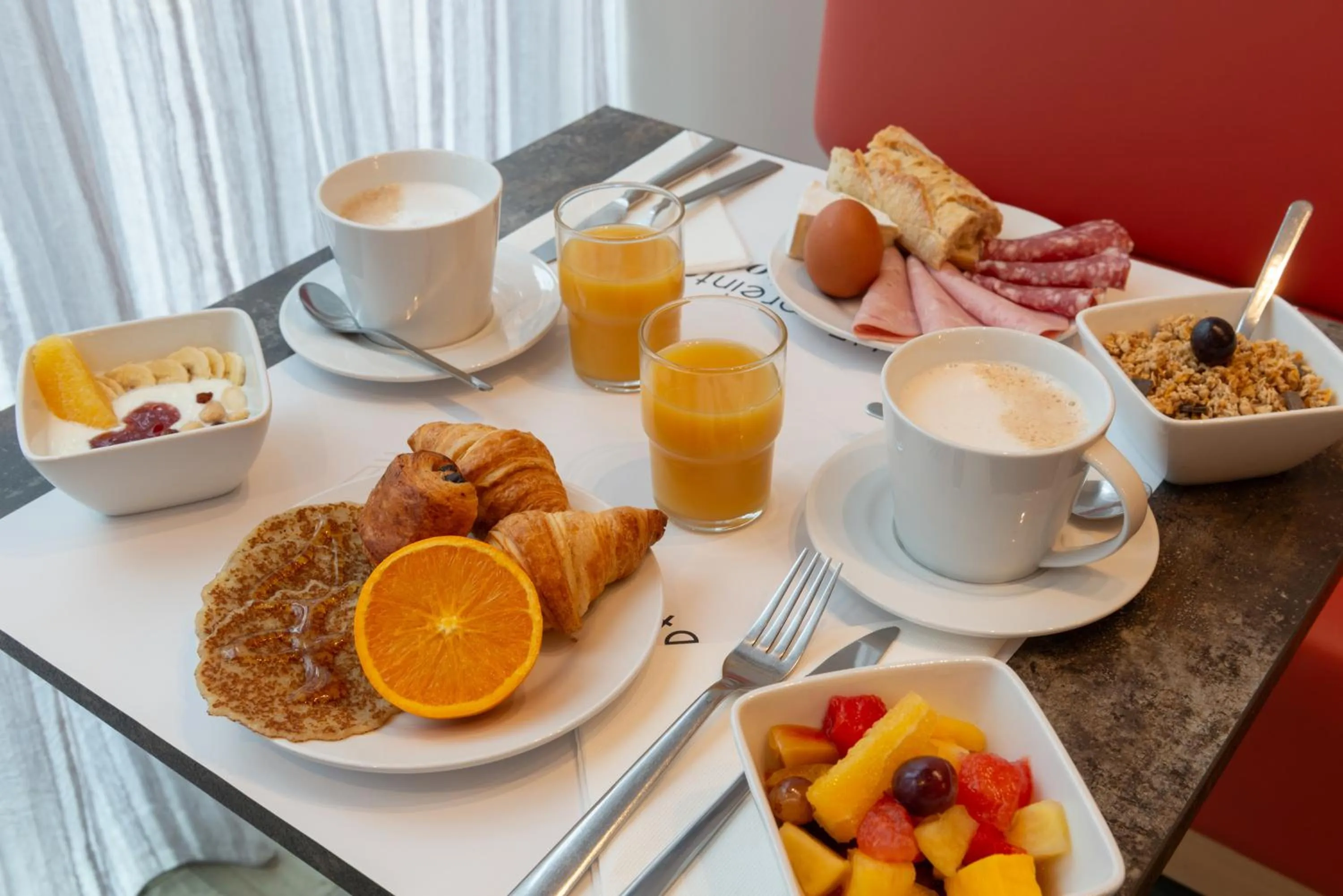 Breakfast in Hôtel L'Empreinte