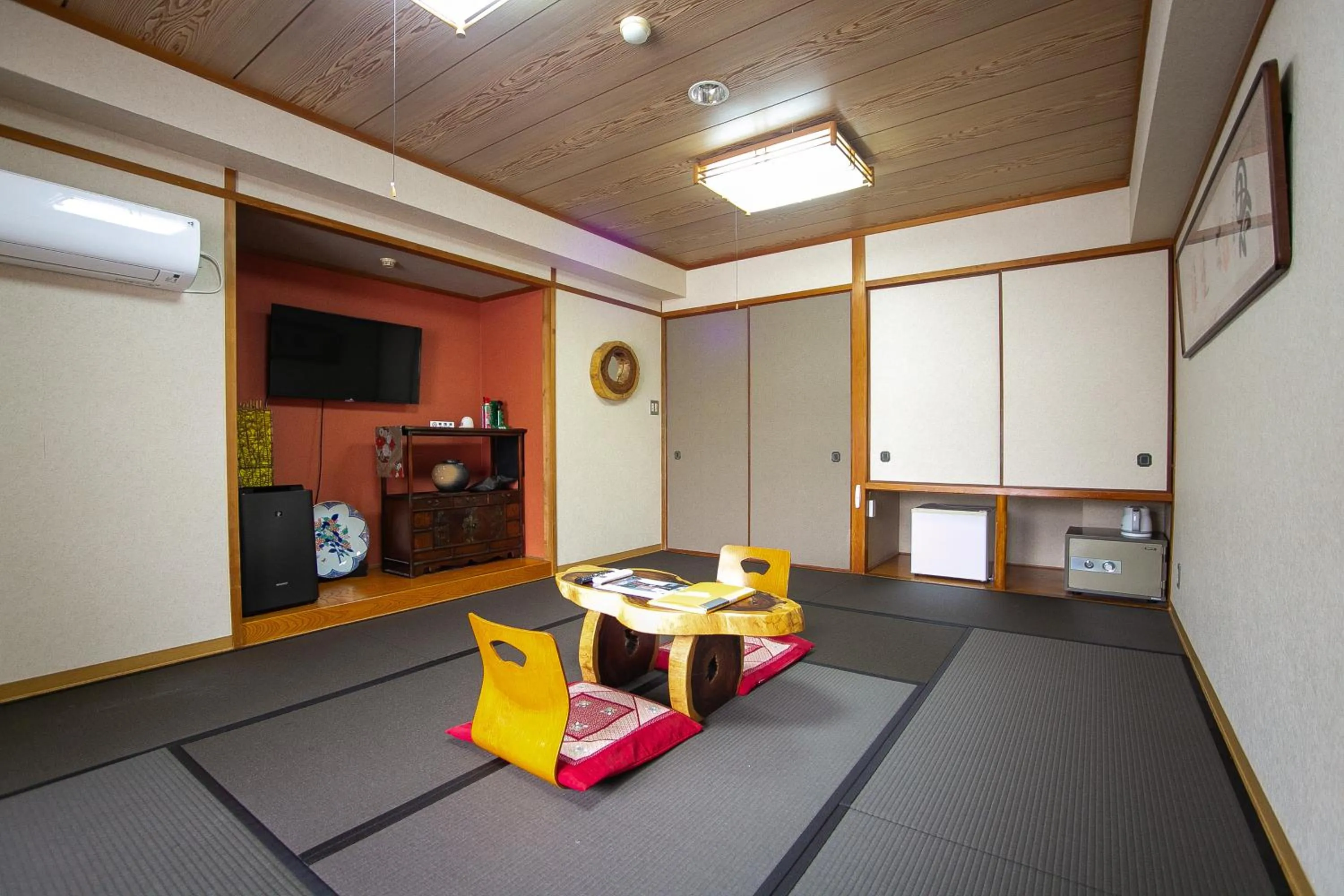 Photo of the whole room in Yufuin Akarinoyado