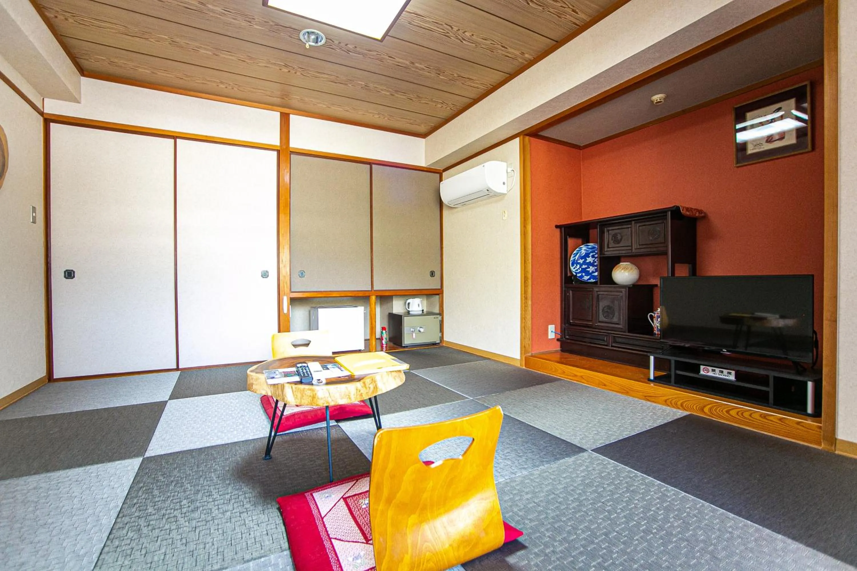Photo of the whole room in Yufuin Akarinoyado
