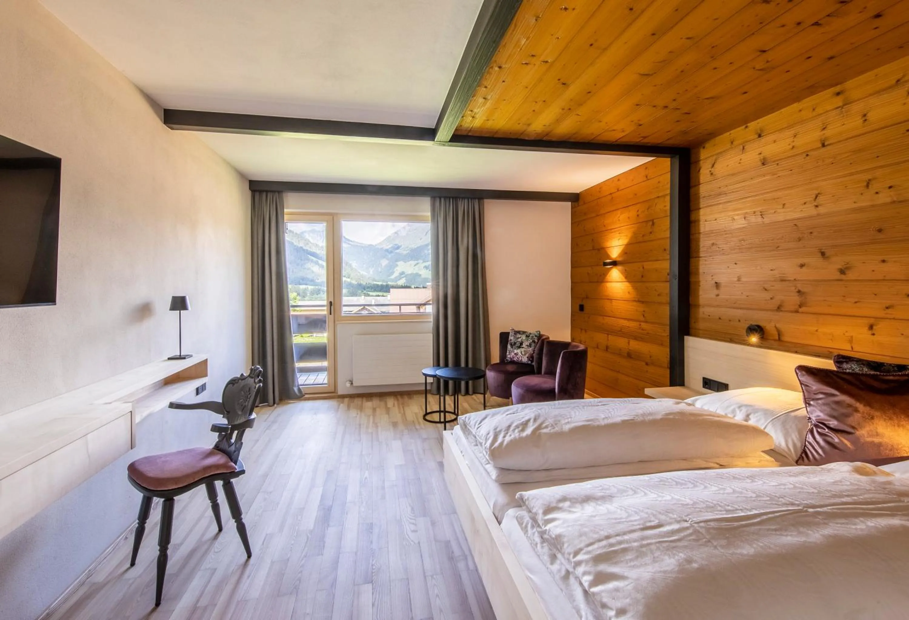 Living room, Bed in BOUTIQUEHOTEL das edelweiss
