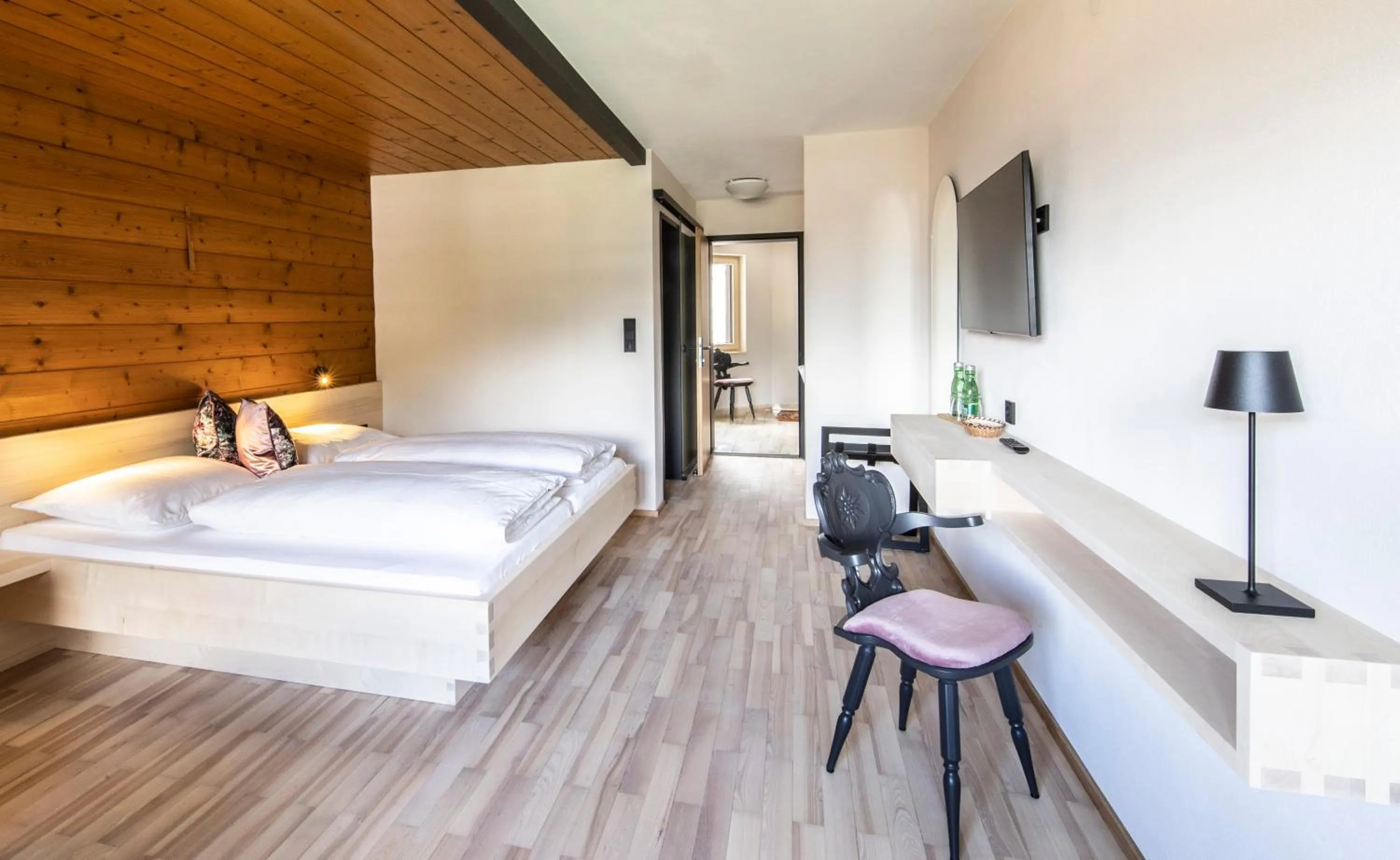 Living room, Bed in BOUTIQUEHOTEL das edelweiss