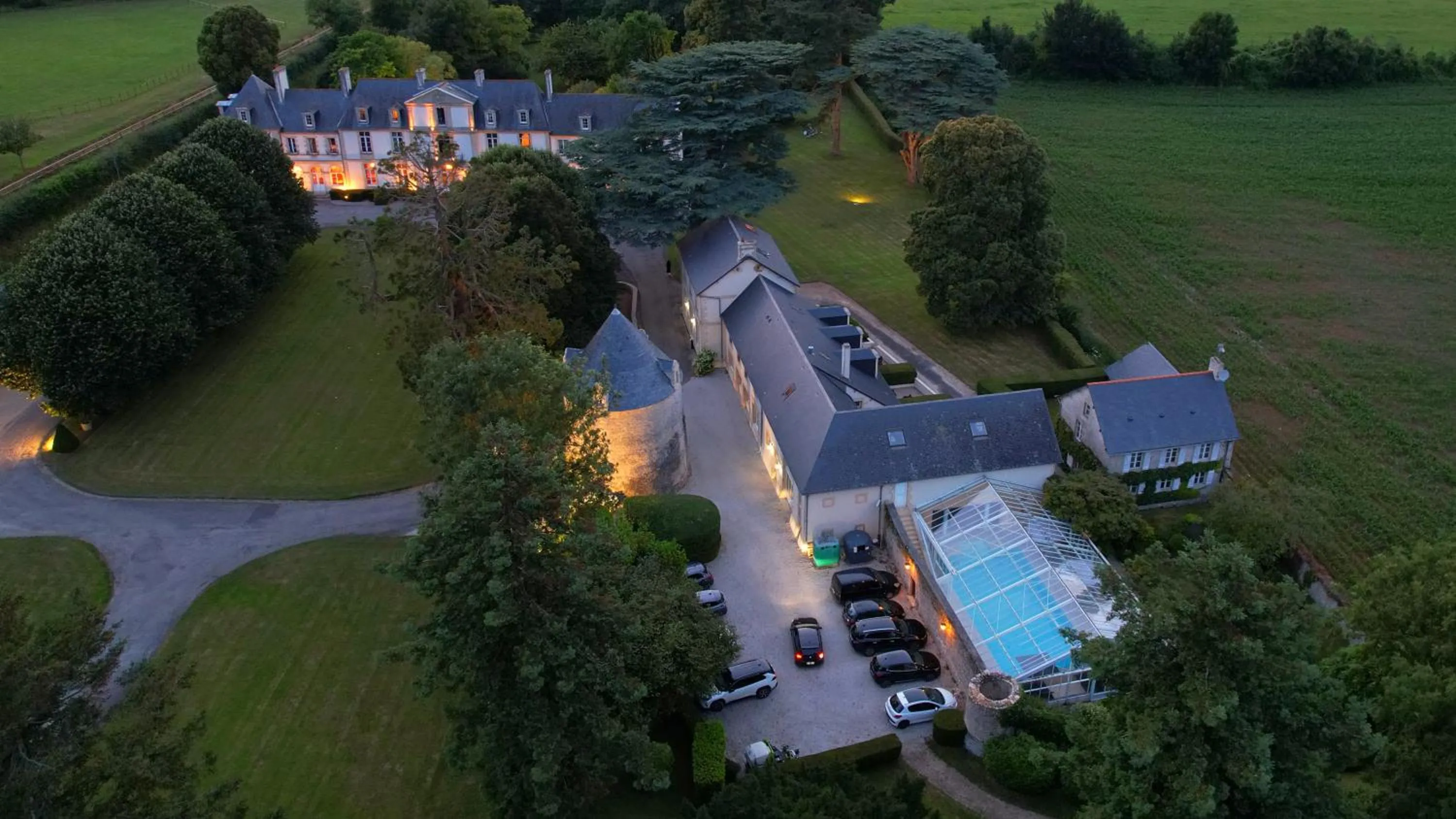 Property building in Grand Hôtel "Château de Sully" - Piscine & Spa