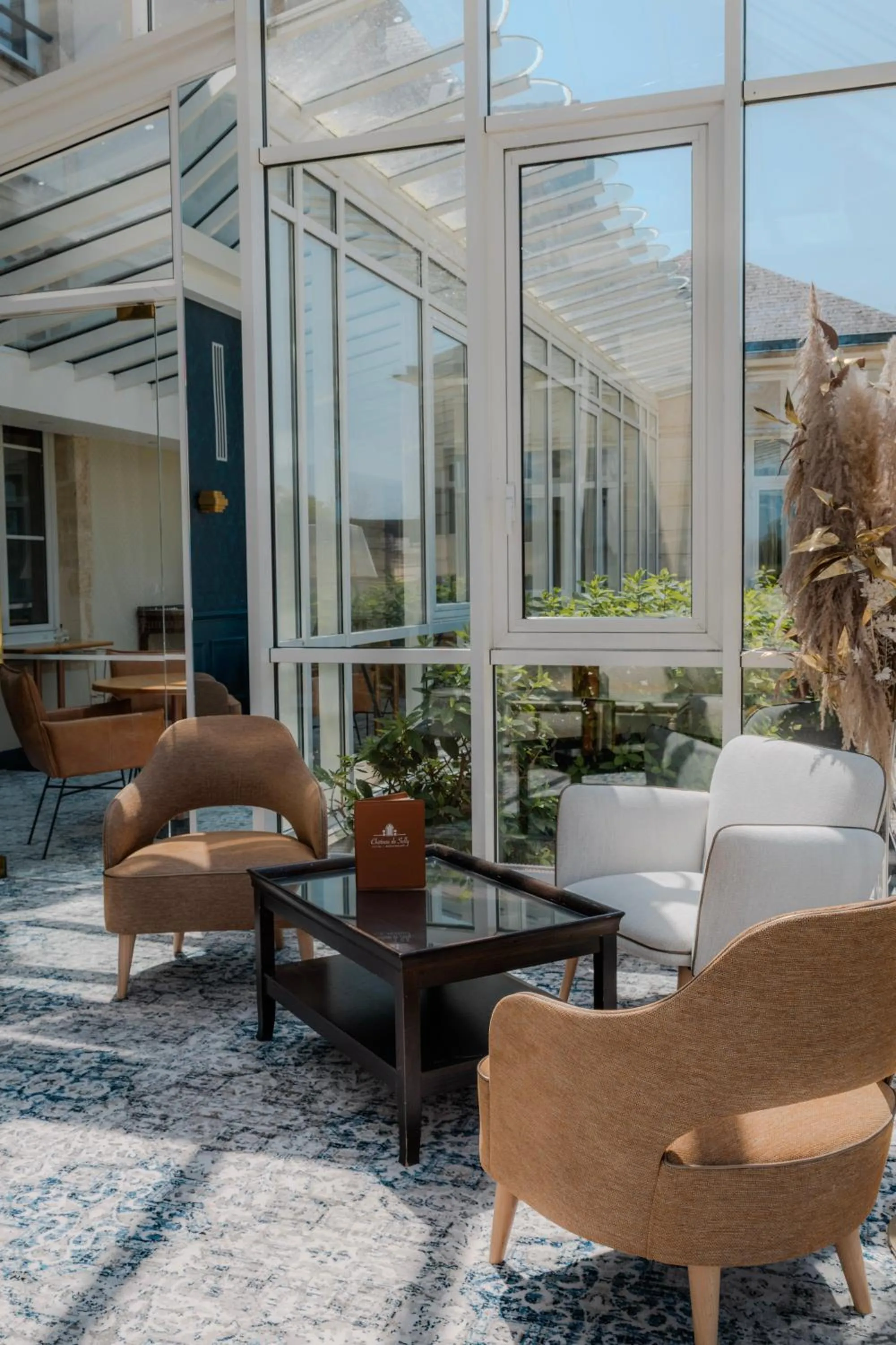 Lounge or bar in Grand Hôtel "Château de Sully" - Piscine & Spa -Teritoria