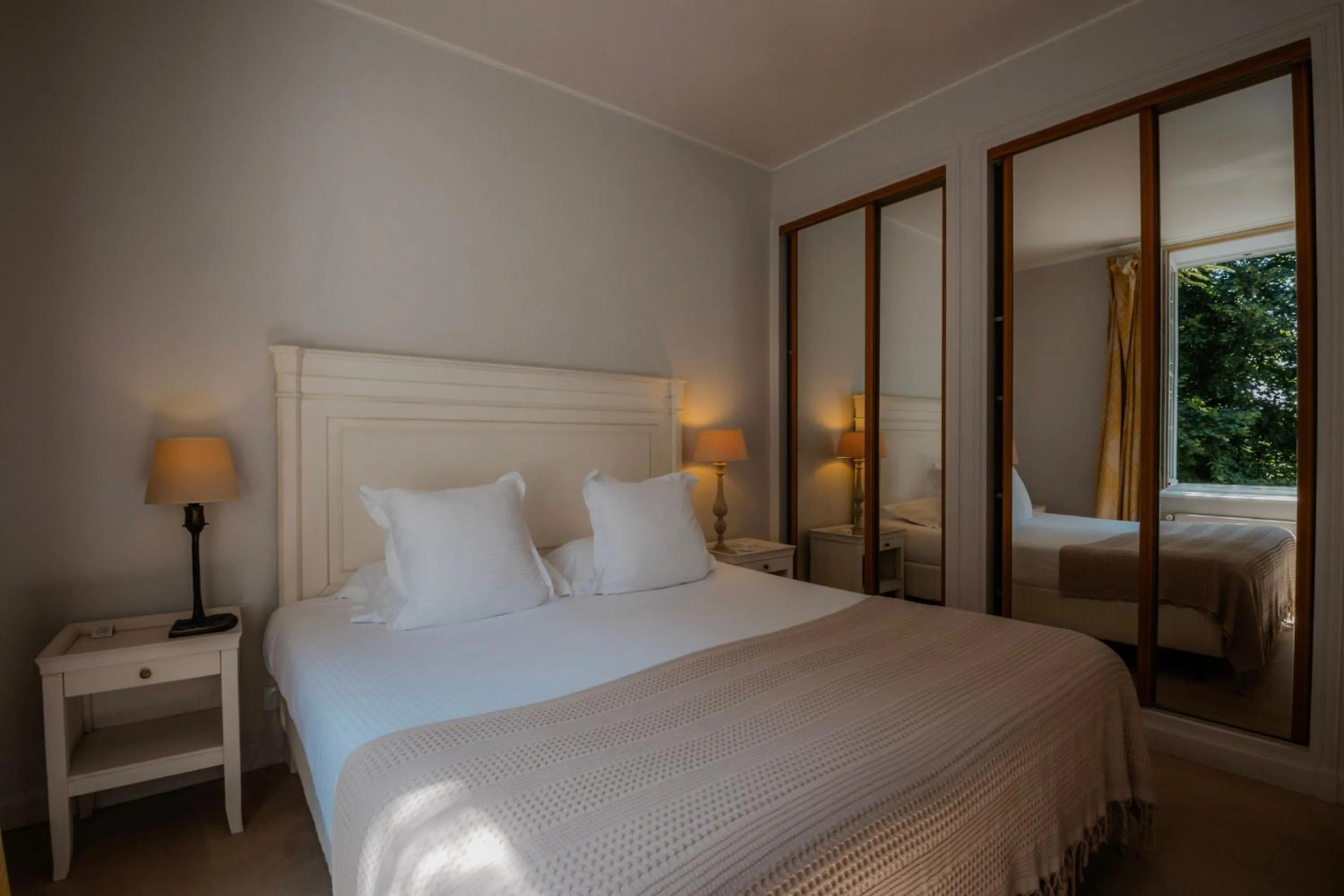 Bedroom, Bed in Grand Hôtel "Château de Sully" - Piscine & Spa -Teritoria