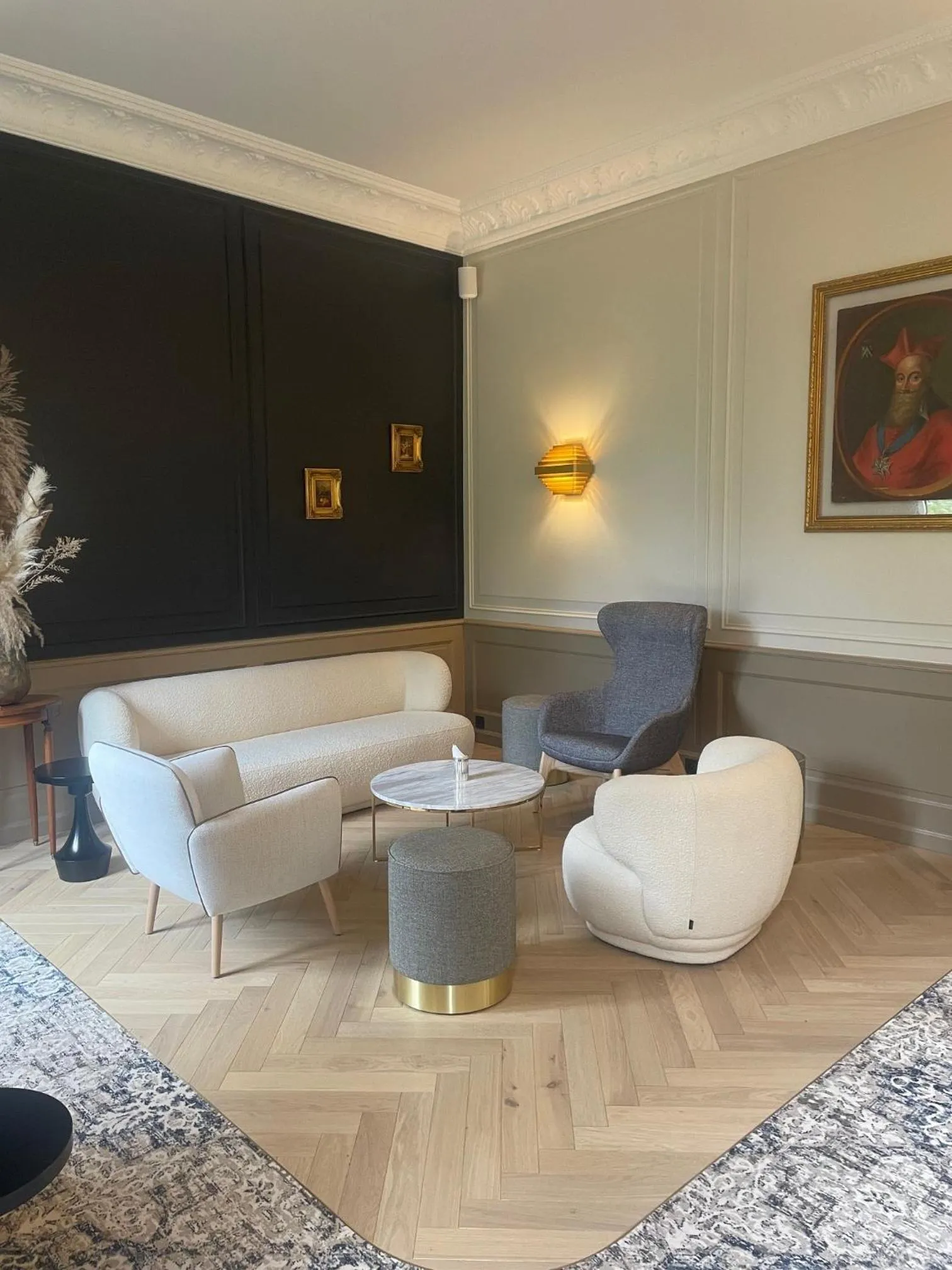 Lounge or bar in Grand Hôtel "Château de Sully" - Piscine & Spa