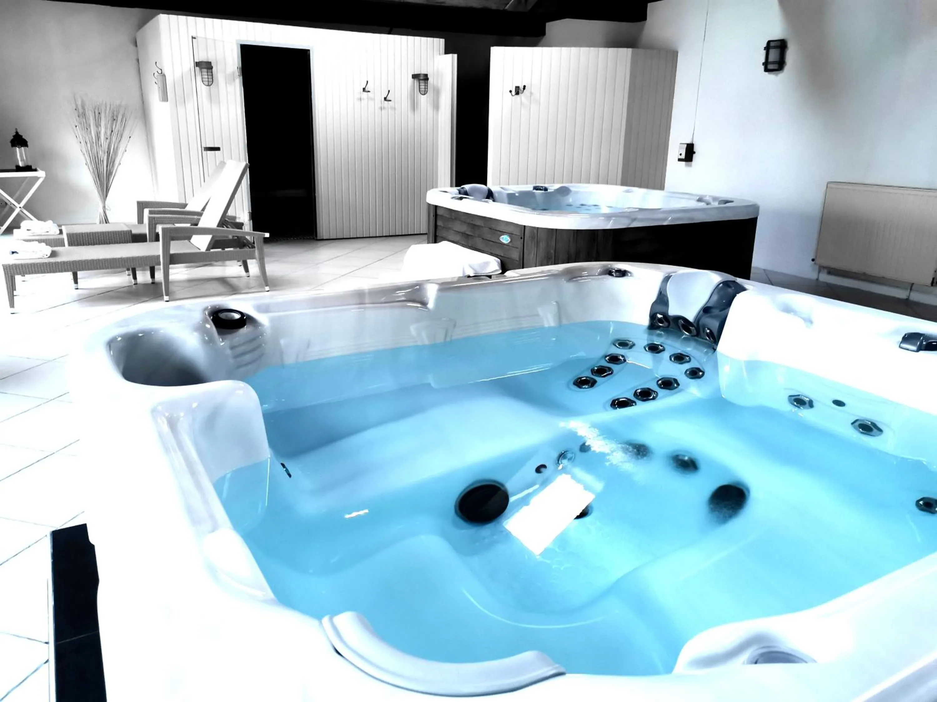 Hot Tub in Grand Hôtel "Château de Sully" - Piscine & Spa