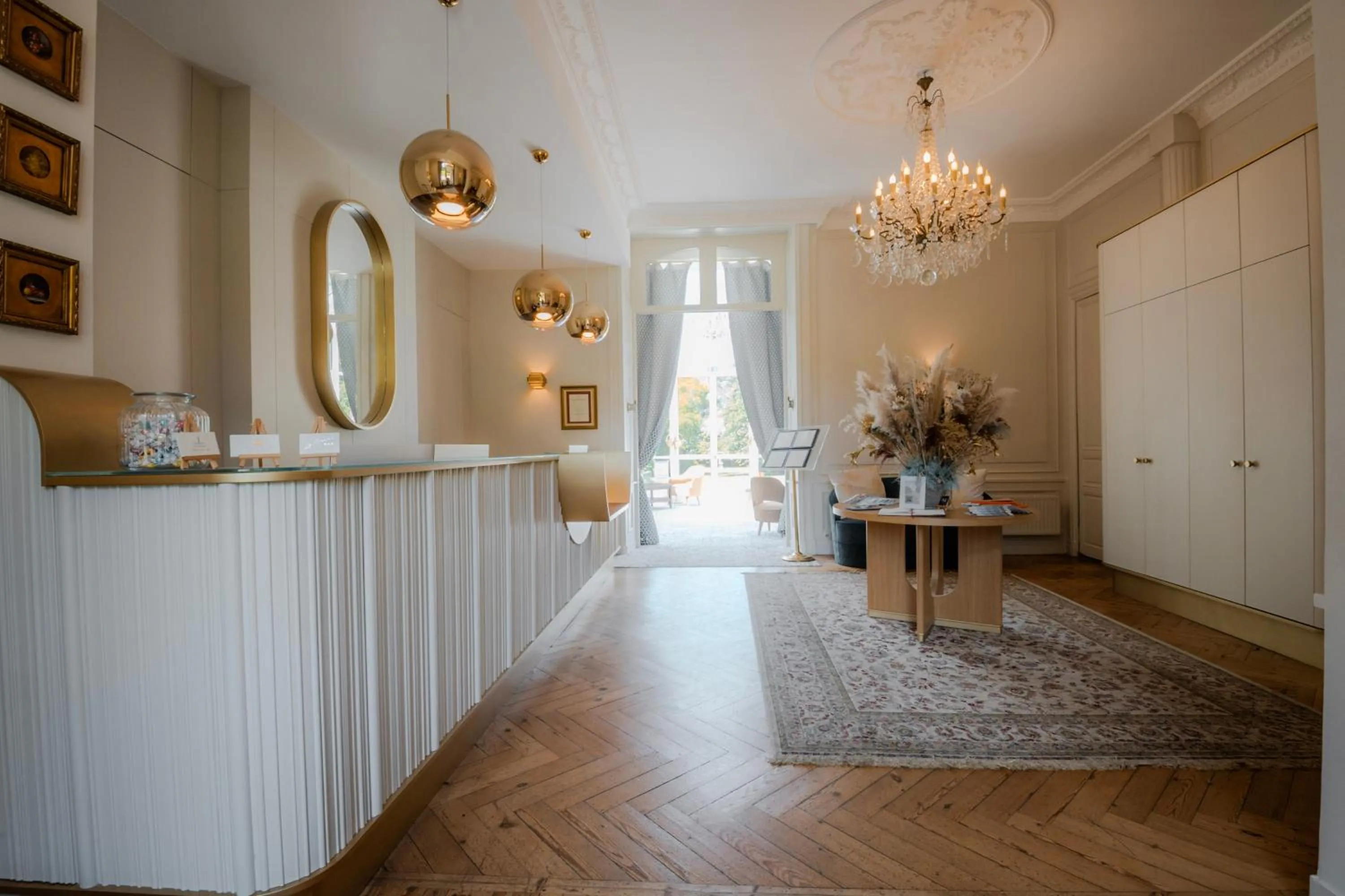 Lobby or reception in Grand Hôtel "Château de Sully" - Piscine & Spa -Teritoria
