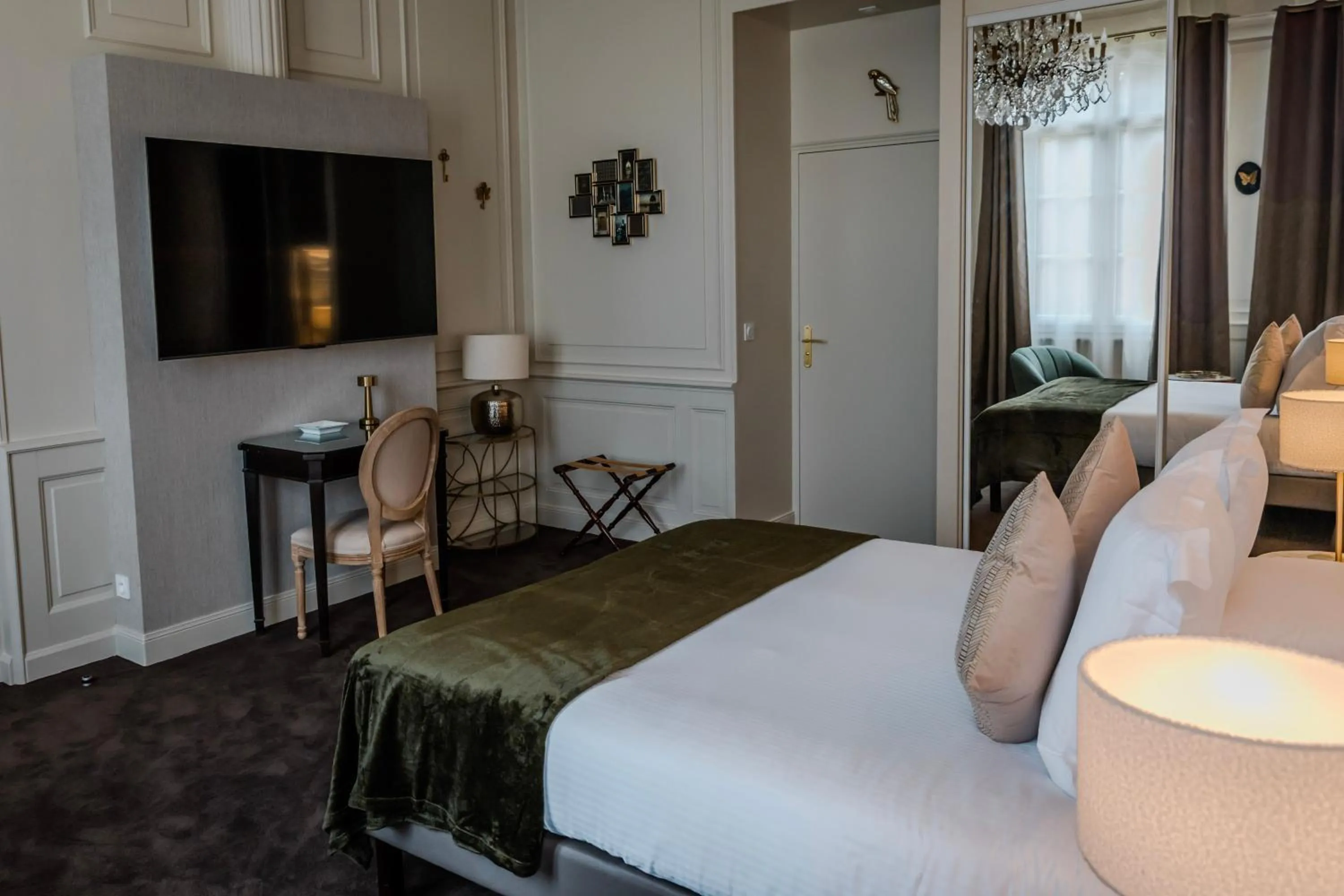 Bedroom, Bed in Grand Hôtel "Château de Sully" - Piscine & Spa -Teritoria