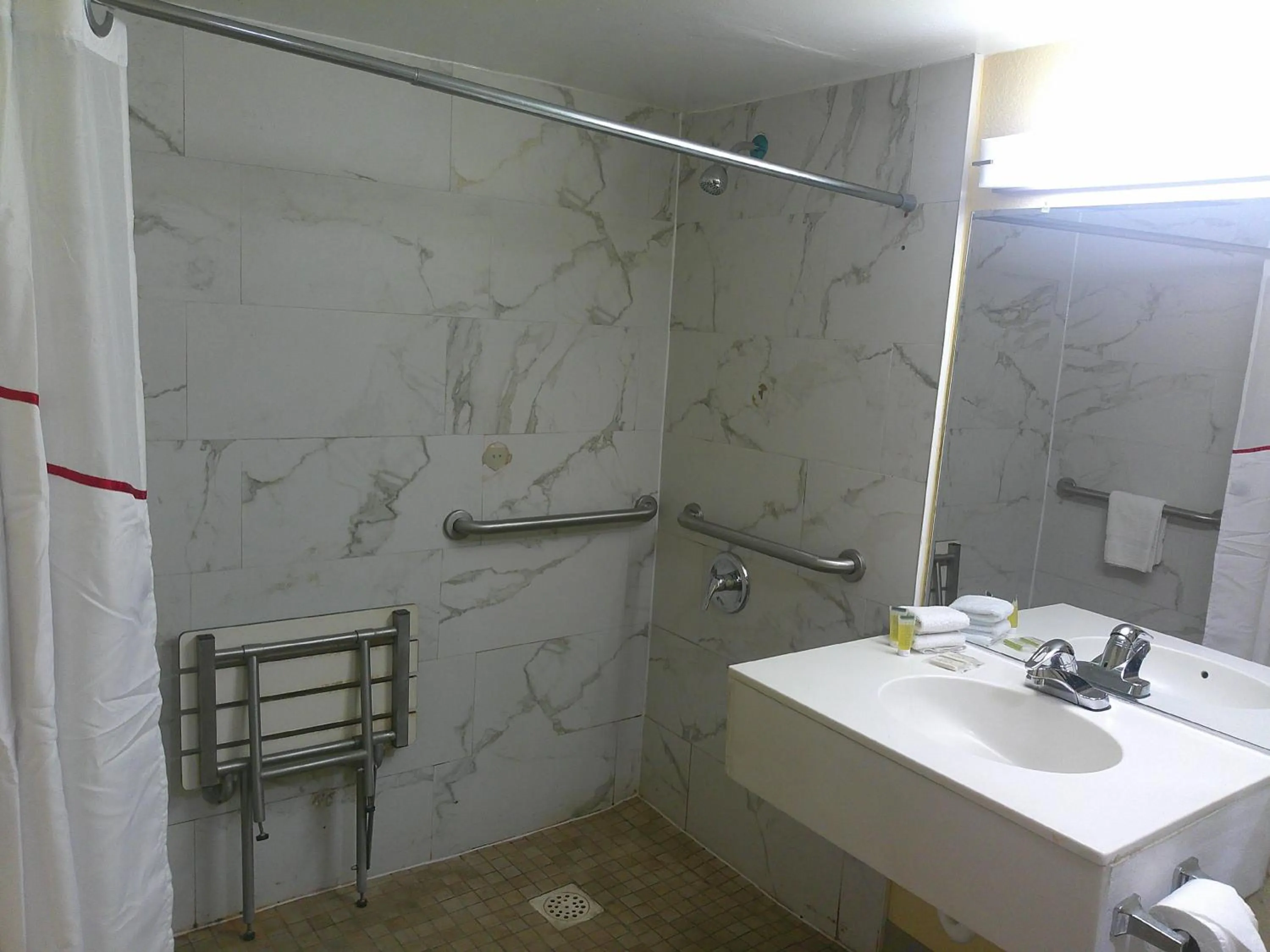 Bathroom in Red Roof Inn Hampton Coliseum